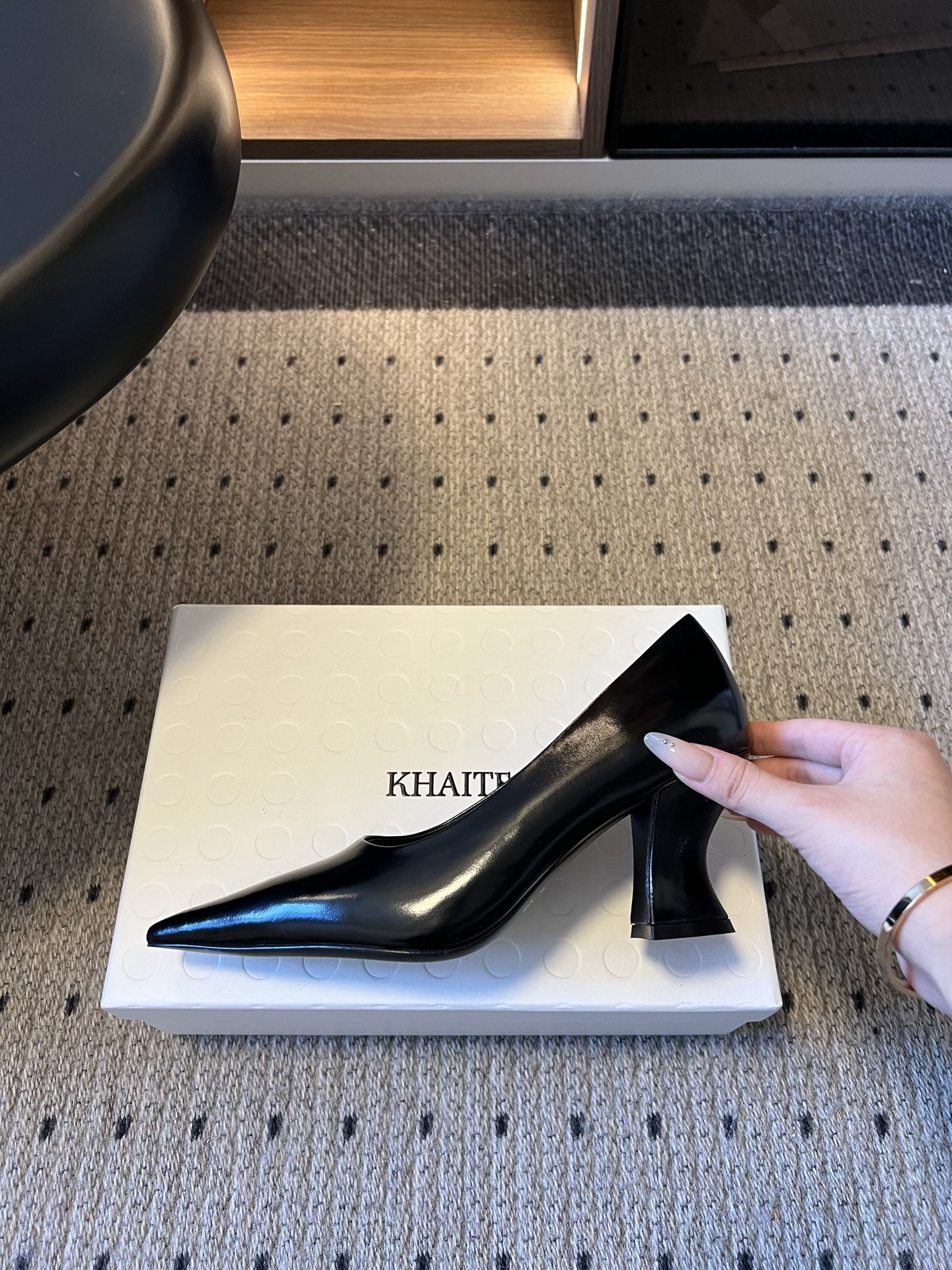 Khait* 26ss早秋新款尖头异形跟高跟鞋 自带清冷极简的高级氛围感,利落尖头线条拉长足部曲线,独特异形跟设计低调又 Khait* 26ss早秋新款尖头异形跟高跟鞋 自带清冷极简的高级氛围感,利落尖头线条拉长足部曲线,独特异形跟设计低调又