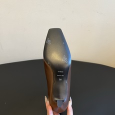 TOTEM*26ss早秋新款方头简约低跟短靴 自带复古贵气的格调,利落方头搭配简约靴筒,流畅靴型修饰小腿线条,优雅氛围感 TOTEM*26ss早秋新款方头简约低跟短靴 自带复古贵气的格调,利落方头搭配简约靴筒,流畅靴型修饰小腿线条,优雅氛围感