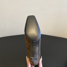 TOTEM*26ss早秋新款方头简约低跟短靴 自带复古贵气的格调,利落方头搭配简约靴筒,流畅靴型修饰小腿线条,优雅氛围感 TOTEM*26ss早秋新款方头简约低跟短靴 自带复古贵气的格调,利落方头搭配简约靴筒,流畅靴型修饰小腿线条,优雅氛围感