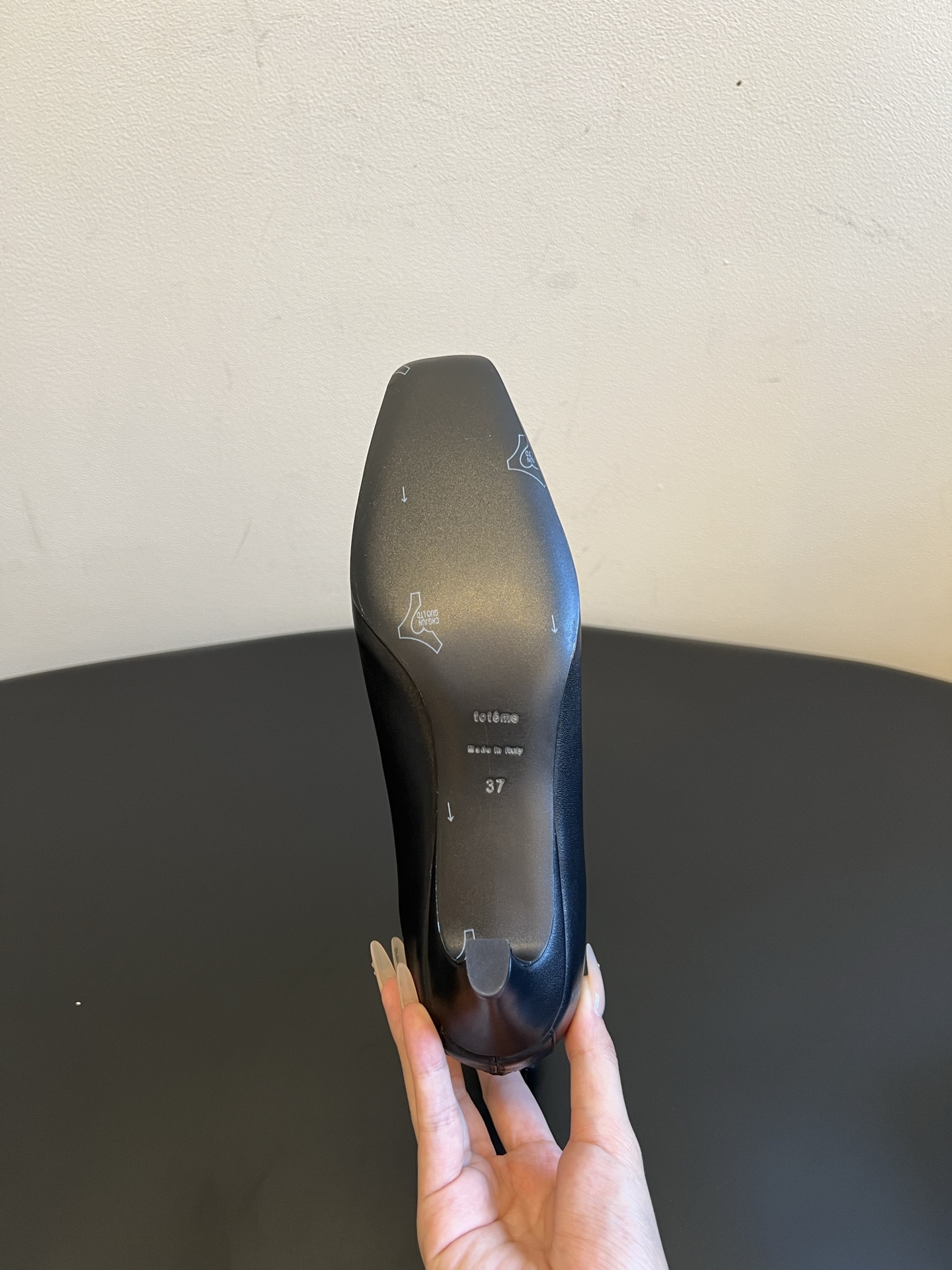 TOTEM*26ss早秋新款方头简约低跟短靴 自带复古贵气的格调,利落方头搭配简约靴筒,流畅靴型修饰小腿线条,优雅氛围感 TOTEM*26ss早秋新款方头简约低跟短靴 自带复古贵气的格调,利落方头搭配简约靴筒,流畅靴型修饰小腿线条,优雅氛围感