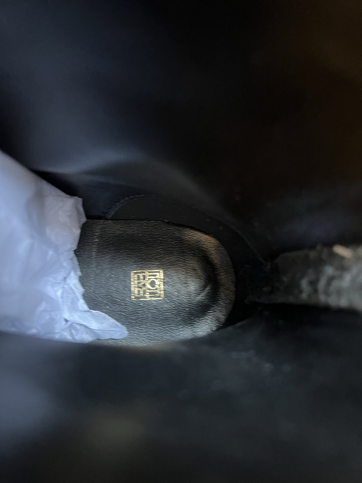TOTEM*26ss早秋新款方头简约低跟短靴 自带复古贵气的格调,利落方头搭配简约靴筒,流畅靴型修饰小腿线条,优雅氛围感 TOTEM*26ss早秋新款方头简约低跟短靴 自带复古贵气的格调,利落方头搭配简约靴筒,流畅靴型修饰小腿线条,优雅氛围感