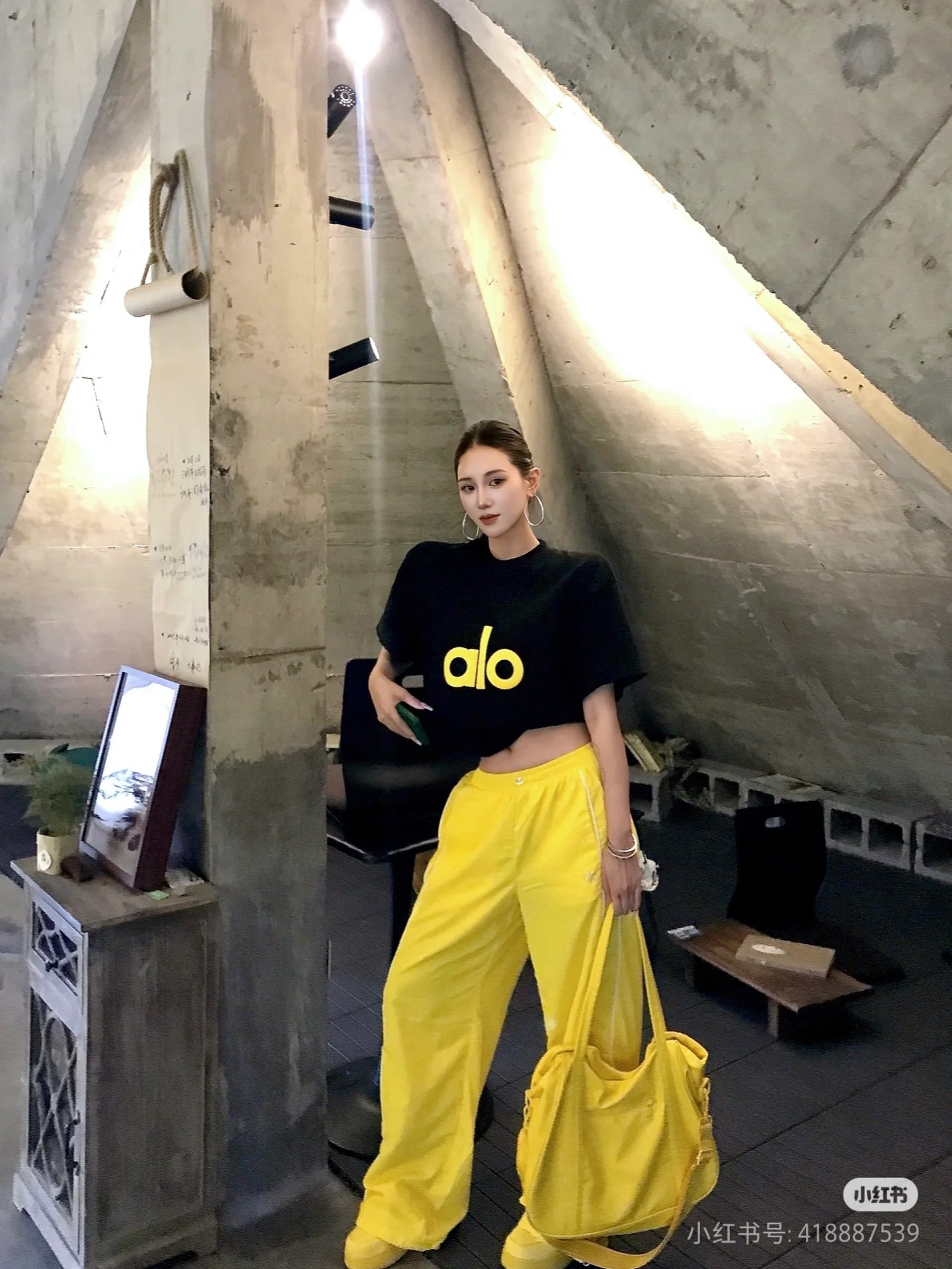 Alo t-shirt everyday black yellow yoga
