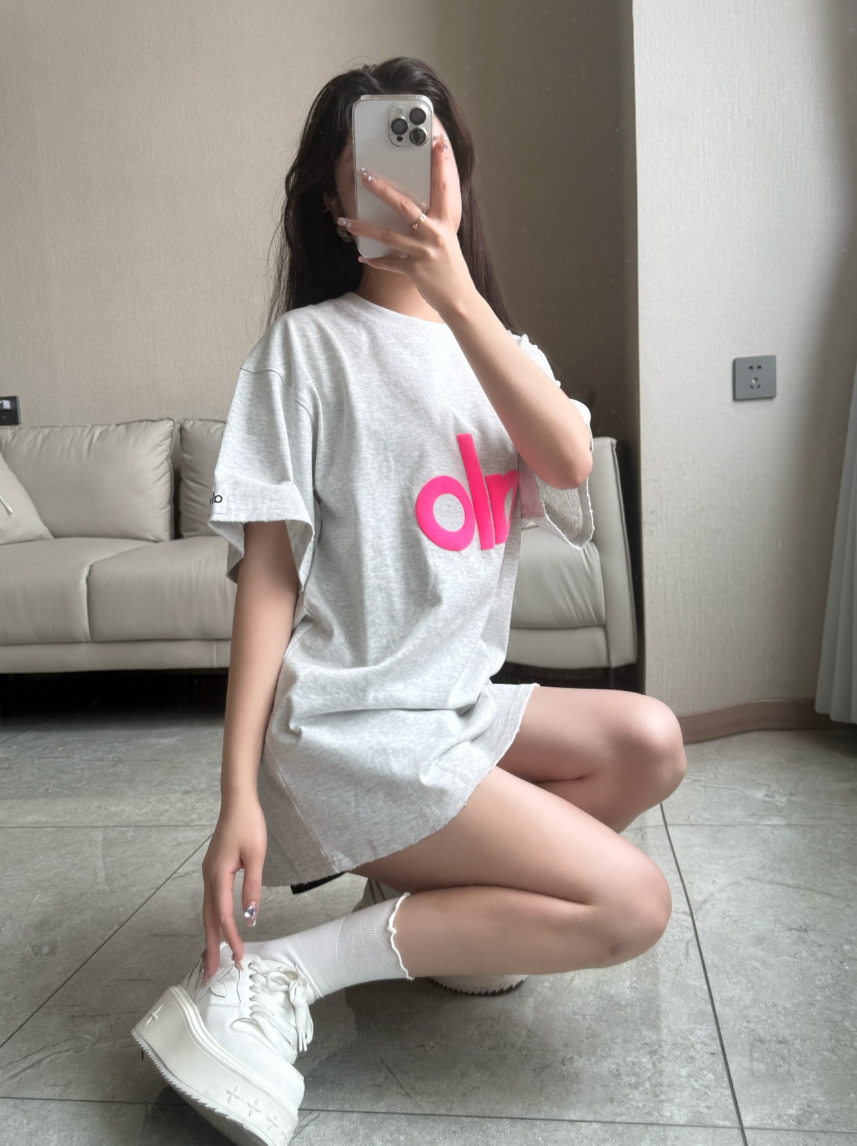 Alo t-shirt everyday white light heather gray with pink logo yoga