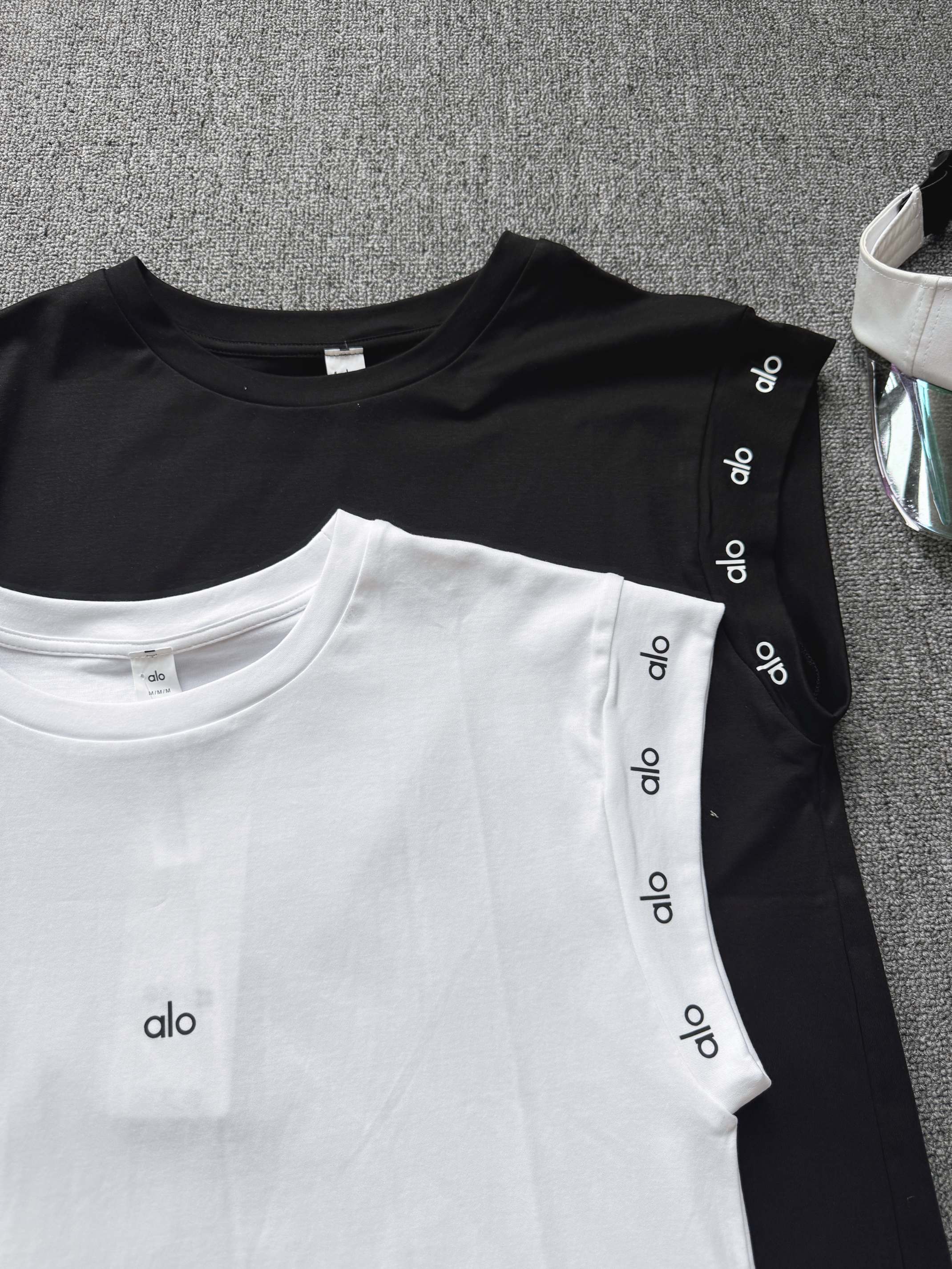 Alo t-shirt everyday black and white yoga