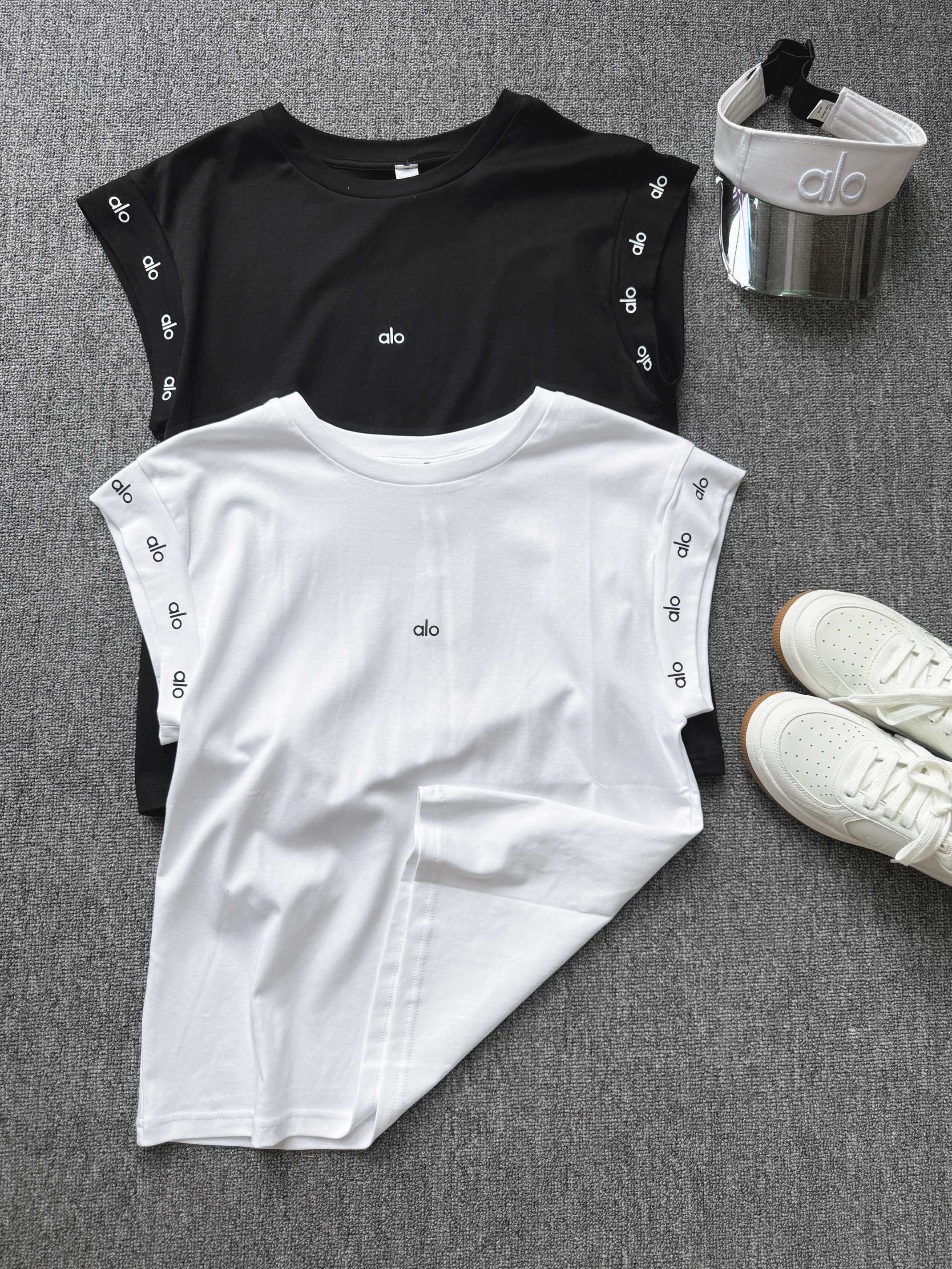 Alo t-shirt everyday black and white yoga