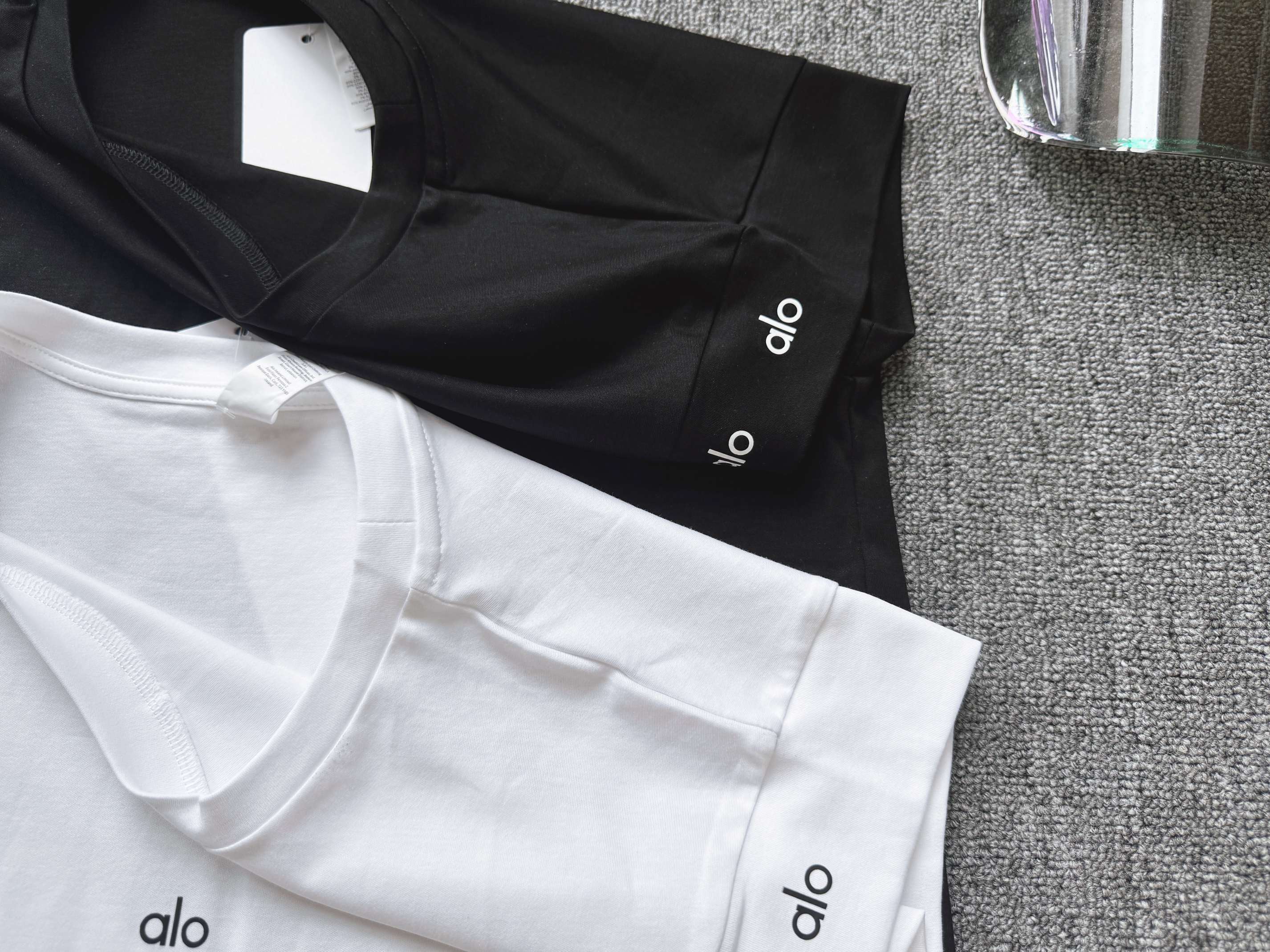 Alo t-shirt everyday black and white yoga