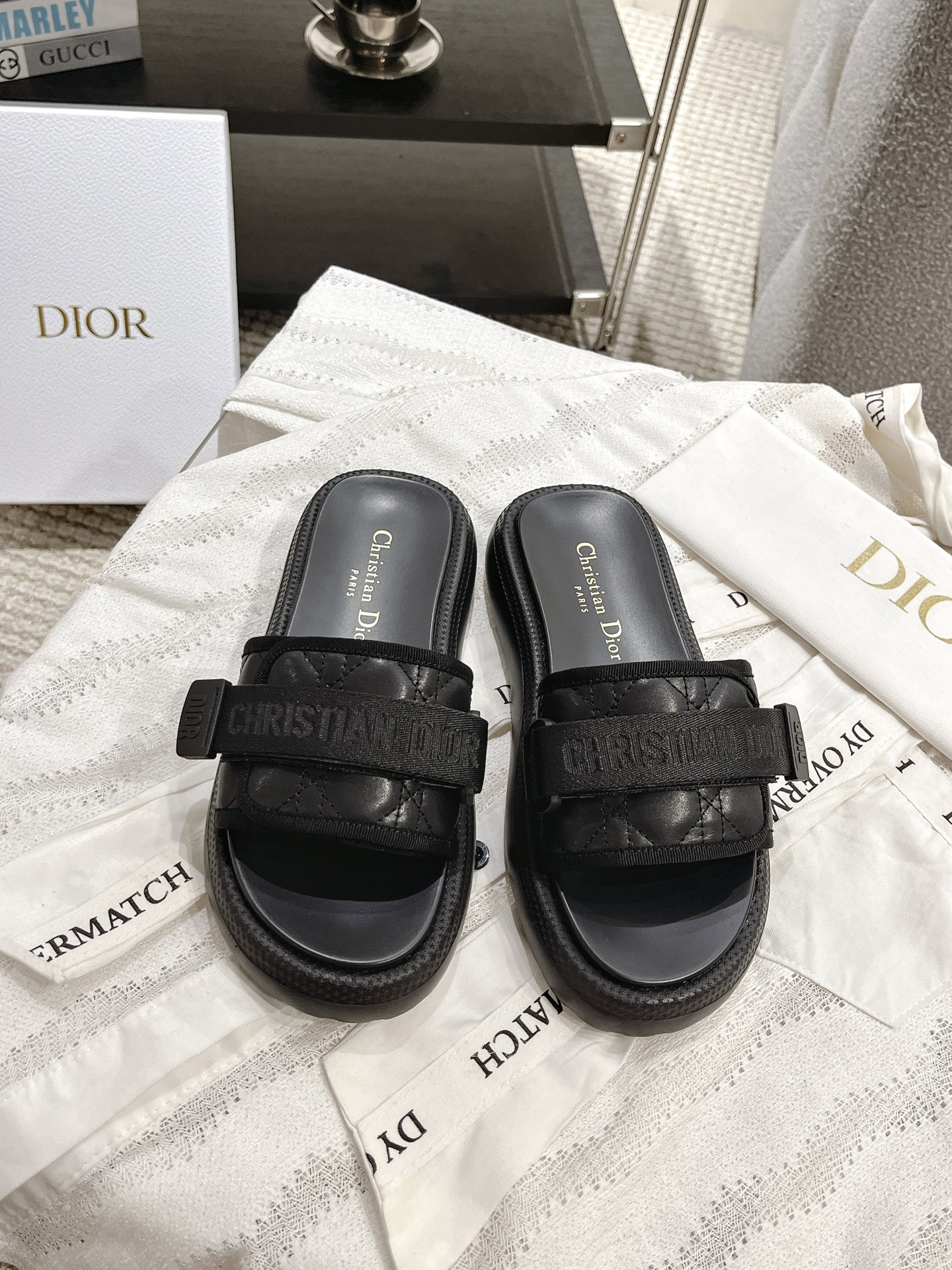 NO:236081,(High version) Dior Velcro slippers A must-have item for summer beach vacations Minimalist style Light and comfortable Full set of counter synchronous gift box packaging 5 colors Insole original mold-opening vacuum foam sole Super fitting to the foot feeling Upper embroidered cloth style/stencil leather style size35-40, slippers, dior, dior, slippers19860909（高版本） Dior迪奥魔术贴拖鞋 夏日沙滩度假必备单品 极简风格轻便舒适 全套专柜同步礼盒包装 5色入 鞋底原版开模抽真空发泡底 超贴合脚感 鞋面刺绣布面款/钢印皮面款 size35—40,拖鞋,dior,dior,slippers,Women's Shoes