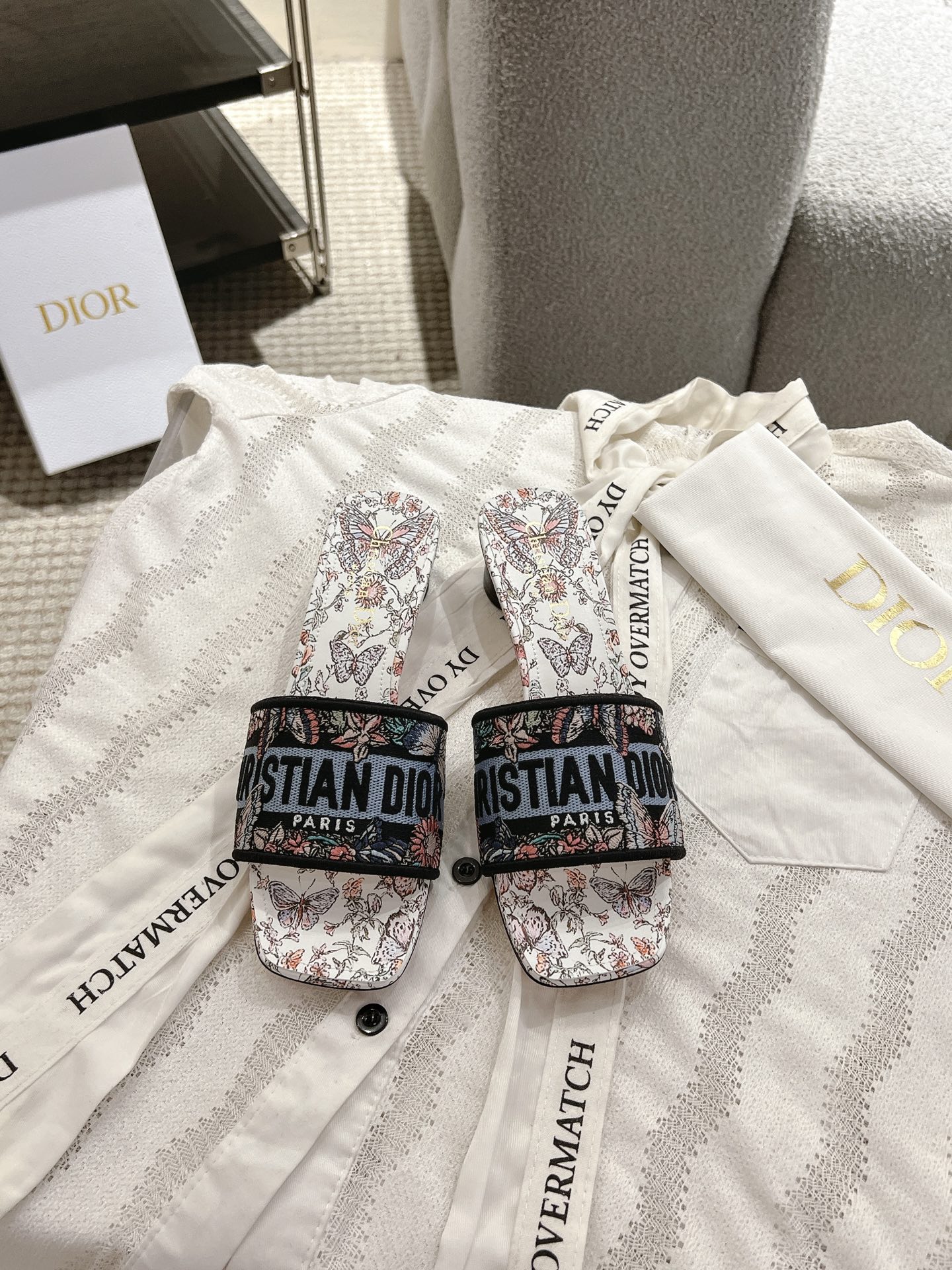 NO:236082,Round heel D*or 2025 spring and summer new color CD Dior women's old-fashioned embroidered leather slippers Christin Dior has always been synonymous with gorgeousness and elegance, and has always been at the top in the fashion hall. It is particularly worth mentioning that the sole embroidery pattern is reproduced by one of the treasured logos of Chrstian Dior. Original version* full set of packaging. More than 100 colors are selected. Select top-grade embroidered cotton cloth for uppers. Imported sheepskin inside. Original original leather sole size 35-41 (customized for 41 sizes) Due to too many colors, some colors need to be customized, no return or replacement, slippers, dior, dior, slippers, sheepskin19860909圆跟 D*or2025春夏新色 CD迪奥女士老花刺绣皮底拖鞋 克里斯丁迪奥一直是华丽与高雅的代名词,在时尚殿堂一直是雄踞顶端 特別值得一提的是鞋底绣花图案,再現Chrstian Dior珍愛的標誌之一 原版打版*全套包装 一百多个颜色随意选 鞋面精选顶级刺绣棉布 内里进口羊皮 大底原版真皮底 码数35-41 (41码定做) 由于颜色太多,个别颜色需订做,不退不换,拖鞋,dior,dior,slippers,sheepskin,Women's Shoes