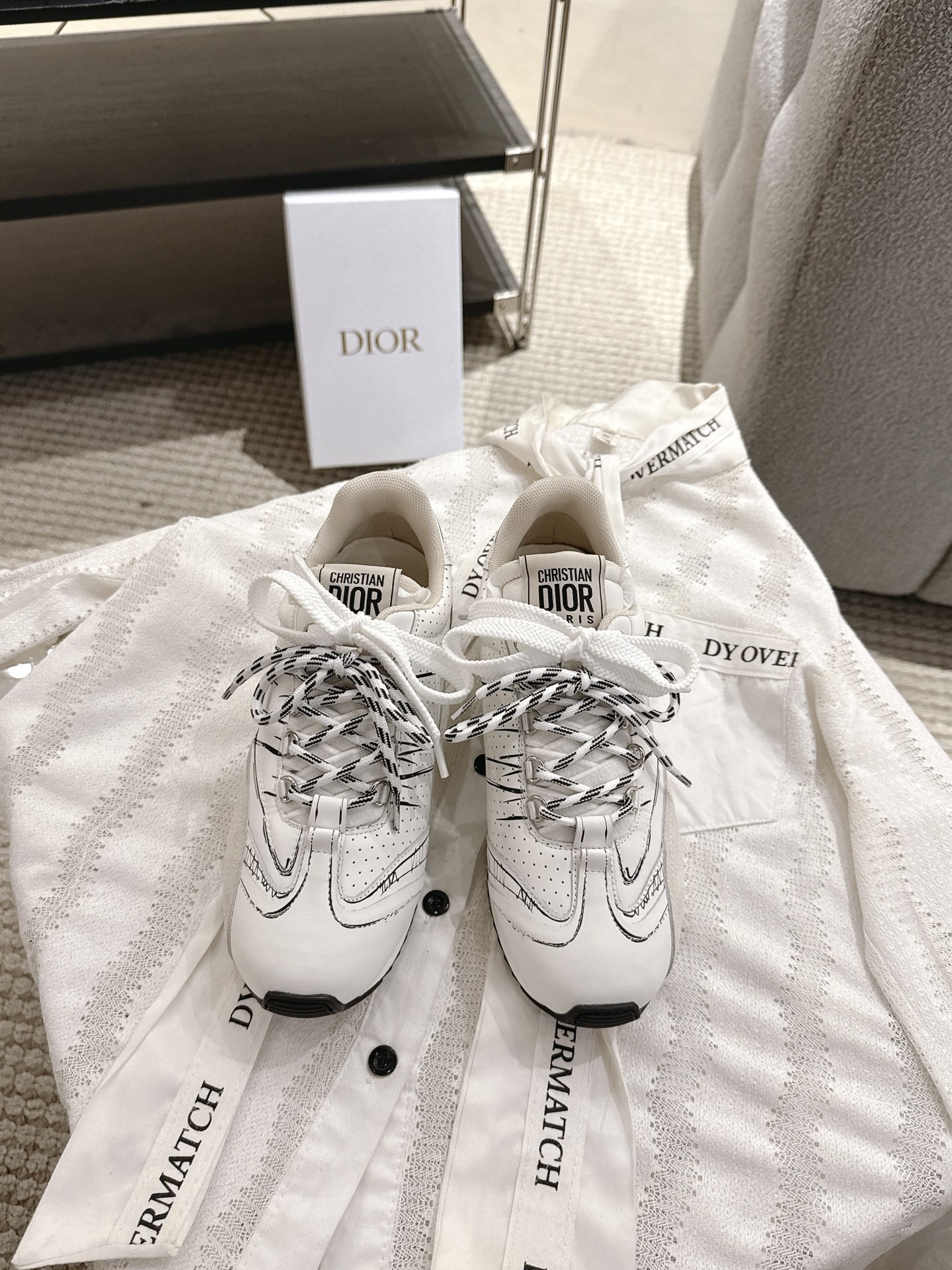 NO:232356,Top version 2025ss - Dior's latest sneakers, running shoes, German training shoes, Forrest Gump shoes. Integrate Dior's high-order spirit, reinterprets classic matching Oblique printed 3D hand-painted technology original replica fabric to create a contrasting modern style. Details are displayed in 3D effects, and the iconic details of the side and back logo decoration are further embellished. Complementing with various casual or elegant items, creating a modern look. * The tongue is decorated with the Christian Dior PARIS logo in 3 different colors and fabrics. It is consistent with the original version. It is full of details. Welcome to compare the ordinary pictures and make-up versions on the market. * The original TPU sole is decorated with the DIOR logo. The concave and concave sole is decorated with the lucky star symbol of Christian Dior.  The original version is consistent, full of details. It is really good. Celebrities and internet celebrities are so beautiful and amazing. Size35-40 (41 can be customized), casual shoes/sports shoes, dior, dior, sneakers19860909顶级版本 2025ss -迪奥最新运动鞋 跑鞋 德训鞋.阿甘鞋. 融入 Dior 的高订精神,重新诠释经典搭配 Oblique 印花3D手绘科技原版复刻面料、打造对比鲜明的现代风格. 以 3D 效果展示细节、侧面后侧Logo装饰标志性细节进一步点缀. 与各式休闲或优雅单品相得益彰,打造摩登造型. * 鞋舌以3种不同颜色与布料重叠走线饰以Christian Dior PARIS Logo标志. 与原版一致.细节满满. 欢迎对比秒杀市面普通看图做货版本. * 原版TPU鞋底饰以 DIOR 标志. 凸凹胶质鞋底饰以 Christian Dior 的幸运星符号. 原版一致.满满细节. 真心好货.明星网红纷纷上脚超美超赞. Size35-40（41可订做）,休闲鞋/运动鞋,dior,dior,sneakers,Women's Shoes