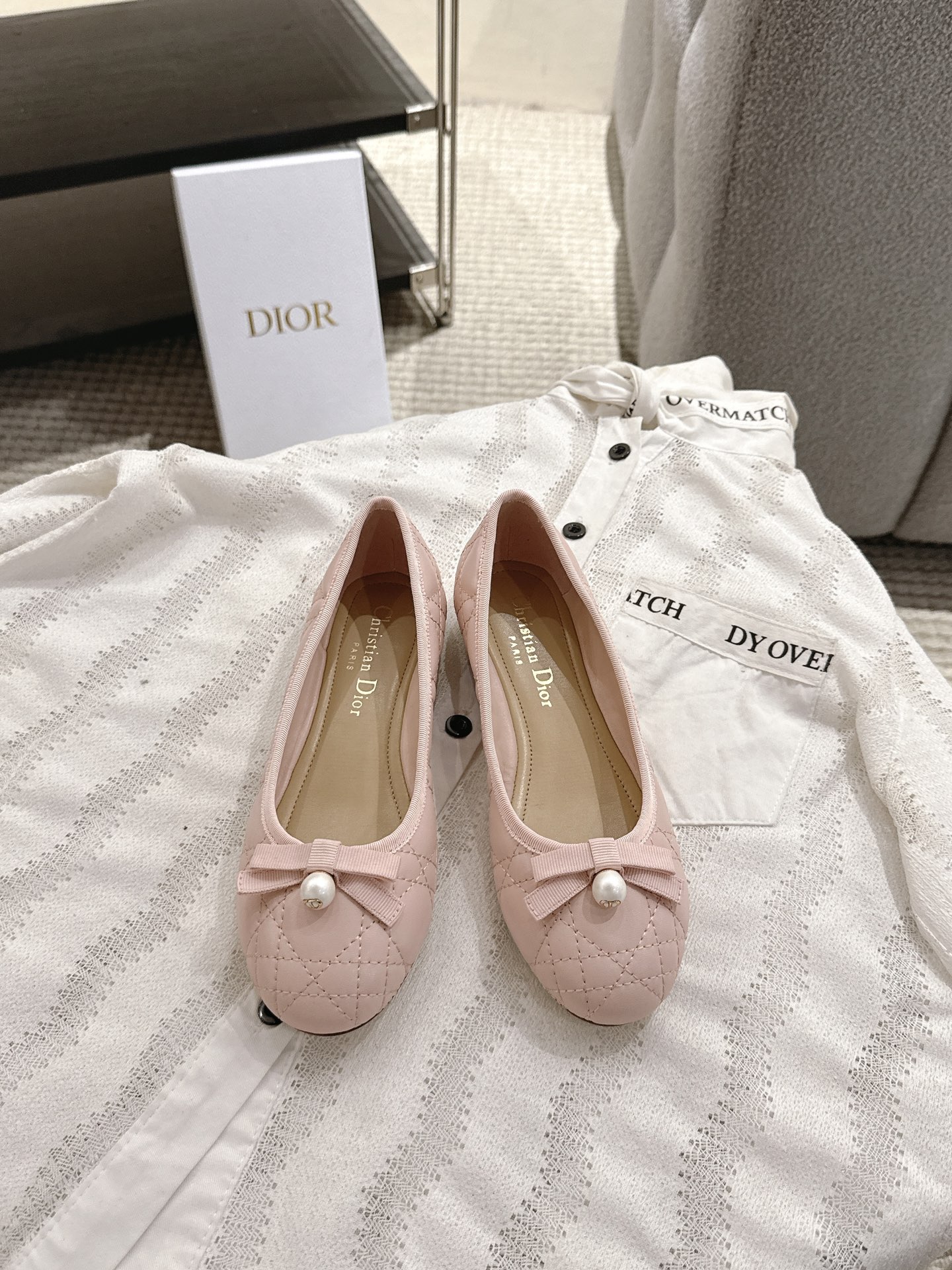NO:390322,Dior｜25 early spring new ballet shoes New DIOR pearl diamond plaid ballet So good~ The classic Dior plaid elements of ballet shoes The pearl with CD details on the ribbed bow is exquisitely designed. The essential model for little women is really very comfortable. size35-42 (40, 41, 42 custom made without return), ballet shoes, dior, dior19860909Dior｜25早春新品芭蕾舞鞋 新品DIOR珍珠菱格纹芭蕾舞 好乖啊～ 芭蕾鞋经典的迪奥藤格纹元素 罗纹蝴蝶结上加了CD细节的珍珠设计精致 小女人必备款舒适感真的极极好 size35-42（40,41,42定做不退换）,芭蕾舞鞋,dior,dior,Women's Shoes