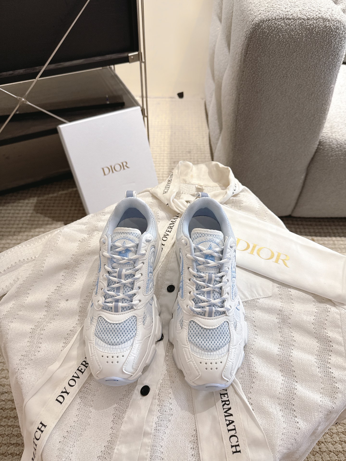 NO:390308,* *r Di*r Vibe# sneakers incorporate the high-order spirit of Di*r to reinterpret classic running shoes. Paired with dark blue Oblique printed technology fabrics, mesh fabrics and clear rubber inserts for a contrasting modern style. They are further embellished with 3D effect details, star decoration on the back, logo on the tongue and rear lifting ring. The transparent gel outsole is more stylish and complements a variety of casual or elegant items for a modern look. * Heel and tongue are decorated with Christian Di*r PARIS logo * Transparent effect rubber inserts * Rear side with stars * Transparent effect rubber sole is decorated with DI*R logo * Notched rubber sole is decorated with Christian Di*r lucky star symbol *  Size35-40, dad shoes, dior, sneakers19860909* *r 这款Di*r Vibe#迪奥运动鞋融入 Di*r 的高订精神,重新诠释经典跑鞋.搭配深蓝色 Oblique 印花科技面料、网眼织物和透明橡胶镶片,打造对比鲜明的现代风格.以 3D 效果细节、后侧星星装饰、鞋舌和后侧提拉环上的标志等标志性细节进一步点缀.透明胶质外底更加时尚,与各式休闲或优雅单品相得益彰,打造摩登造型. * 后跟和鞋舌饰以Christian Di*r PARIS标志 * 透明效果橡胶镶片 * 后侧饰以星星 * 透明效果橡胶鞋底饰以 DI*R 标志 * 凹口胶质鞋底饰以 Christian Di*r 的幸运星符号 * Size35-40,老爹鞋,dior,sneakers,Women's Shoes