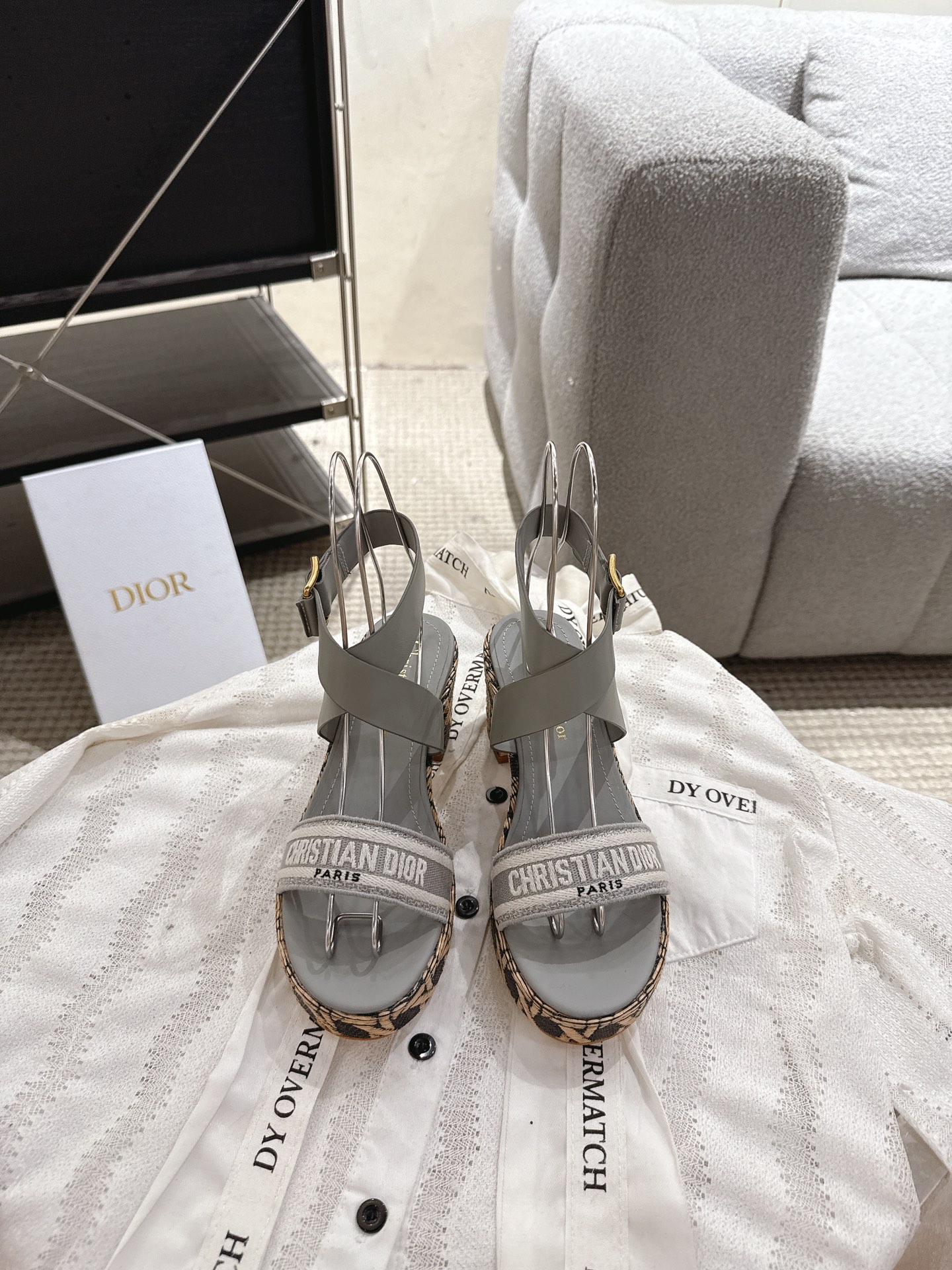 NO:265081,Dior 25ss Spring and Summer New D-Attitude Wedge Sandals Waterproof Platform Slippers This Attitude Dior wedge sandals draws inspiration from the retro logo to highlight the modern style Cowhide leather upper with 9 cm wedge and 3 cm beige Graphic rattan plaid pattern embroidered thick sole The back is decorated with a gold-finished metal CD logo. It can be matched with various styles of this season to show elegance. Upper cowhide inner cowhide original open mold rubber outsole (original open mold electric embroidered wedge) Heel height 9cm Waterproof platform 3cm Size 35-40 (40 41 custom made), slippers sandals, dior, dior, sandals, slippers, cowhide19860909Dior 迪奥25ss春夏新款D-Attitude 坡跟凉拖鞋 防水台拖鞋 这款 Attitude Dior坡跟凉拖 从复古标识汲取灵感 彰显现代风格 牛皮革鞋面 搭配9厘米坡跟和 3 厘米米色Graphic藤格纹图案刺绣厚底 后侧饰以金色饰面金属CD标志 可与本季各式造型搭配 彰显优雅风范 鞋面牛皮 内里牛皮 原版开模橡胶大底（原版开模电绣坡跟） 跟高9cm 防水台3cm 码数35-40（40 41定做）,拖鞋凉鞋,dior,dior,sandals,slippers,cowhide,Women's Shoes