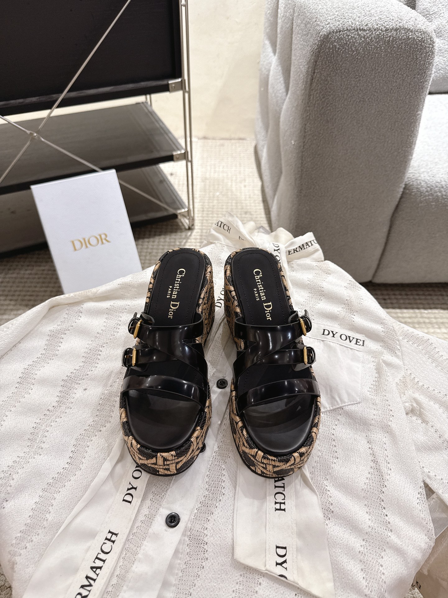 NO:390297,Dior 25ss Spring and Summer New D-Attitude Wedge Sandals Waterproof Platform Slippers This Attitude Dior wedge sandals draws inspiration from the retro logo to highlight the modern style Cowhide leather upper with 9 cm wedge and 3 cm beige Graphic rattan plaid pattern embroidered thick sole The back is decorated with a gold-finished metal CD logo. It can be matched with various styles of this season to show elegance. Upper cowhide inner cowhide original open mold rubber outsole (original open mold electric embroidered wedge) Heel height 9cm Waterproof platform 3cm Size 35-40 (41 custom made), slippers, dior, dior, slippers, cowhide19860909Dior 迪奥25ss春夏新款D-Attitude 坡跟凉拖鞋 防水台拖鞋 这款 Attitude Dior坡跟凉拖 从复古标识汲取灵感 彰显现代风格 牛皮革鞋面 搭配9厘米坡跟和 3 厘米米色Graphic藤格纹图案刺绣厚底 后侧饰以金色饰面金属CD标志 可与本季各式造型搭配 彰显优雅风范 鞋面牛皮 内里牛皮 原版开模橡胶大底（原版开模电绣坡跟） 跟高9cm 防水台3cm 码数35-40（41定做）,拖鞋,dior,dior,slippers,cowhide,Women's Shoes