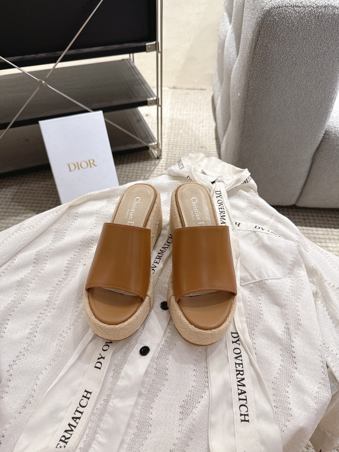 NO:390302,Dior 25ss Spring and Summer New D-Attitude Wedge Sandals Waterproof Platform Slippers This Attitude Dior wedge sandals draws inspiration from the retro logo to highlight the modern style Cowhide leather upper with 9 cm wedge and 3 cm beige Graphic rattan plaid pattern embroidered thick sole The back is decorated with a gold-finished metal CD logo. It can be matched with various styles of this season to show elegance. Upper cowhide inner cowhide original open mold rubber outsole (original open mold electric embroidered wedge) Heel height 9cm Waterproof platform 3cm Size 35-40 (40 41 custom made), slippers, dior, dior, slippers, cowhide19860909Dior 迪奥25ss春夏新款D-Attitude 坡跟凉拖鞋 防水台拖鞋 这款 Attitude Dior坡跟凉拖 从复古标识汲取灵感 彰显现代风格 牛皮革鞋面 搭配9厘米坡跟和 3 厘米米色Graphic藤格纹图案刺绣厚底 后侧饰以金色饰面金属CD标志 可与本季各式造型搭配 彰显优雅风范 鞋面牛皮 内里牛皮 原版开模橡胶大底（原版开模电绣坡跟） 跟高9cm 防水台3cm 码数35-40（40 41定做）,拖鞋,dior,dior,slippers,cowhide,Women's Shoes