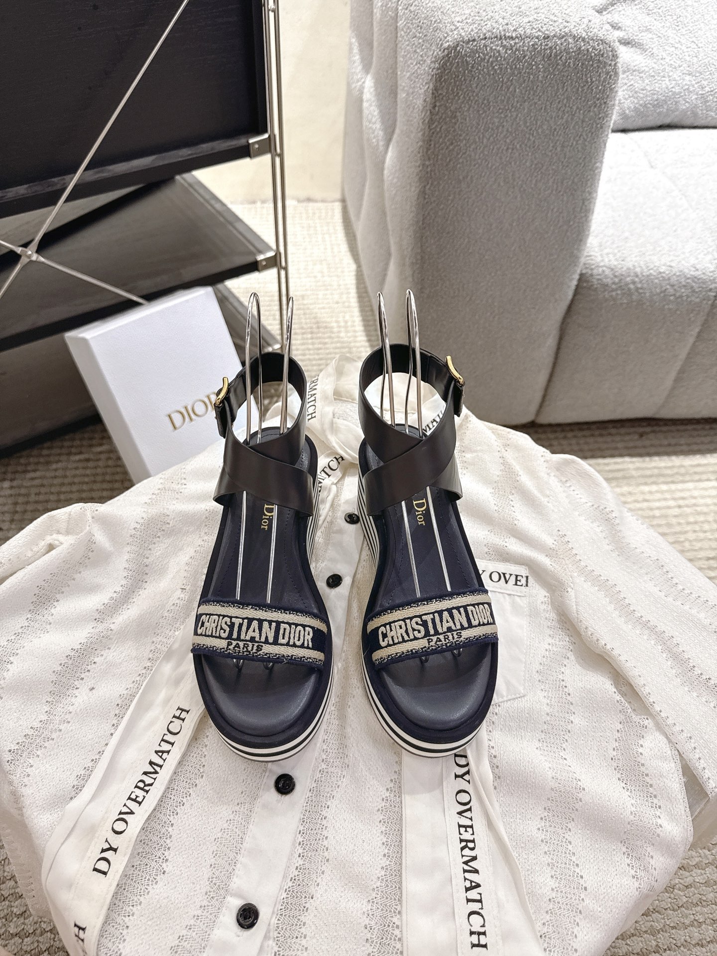 NO:265083,Dior Dway striped thick sole embroidered sandals This Dway thick sole sandals are fashionable and casual. Dark blue/black/grey cotton style, embroidered with Christian Dior Paris logo, which is recognizable. Paired with light micro-porous thick sole, decorated with blue and white stripes, it can enhance the style of this season. Materials and craftsmanship Original cotton upper The upper is embroidered with brand logo, padded cowhide leather insole 4.5cm thick sole is made of micro-porous material and rubber outsole Engraved D Home Lucky Star Symbol Rubber Sole Size35-39 (customized for 40/41/42, no return or exchange), slippers sandals, dior, dior, dior, sandals, slippers, cowhide19860909Dior迪奥Dway条纹厚底刺绣凉鞋 这款 Dway 厚底凉拖时尚休闲.深蓝色/黑色/灰色 棉质款式,饰以 Christian Dior Paris 标志刺绣,富有辨识度.搭配轻盈的微孔材质厚底,饰以蓝色和白色条纹,可为本季的各式装扮提升格调. 材料与工艺 原版棉质鞋面 鞋面饰以品牌标志刺绣 加垫牛皮革内底 4.5cm厚底采用微孔材质和橡胶大底 镌刻D家幸运星符号橡胶底 Size35-39（40/41/42定做不退换）,拖鞋凉鞋,dior,dior,dior,sandals,slippers,cowhide,Women's Shoes