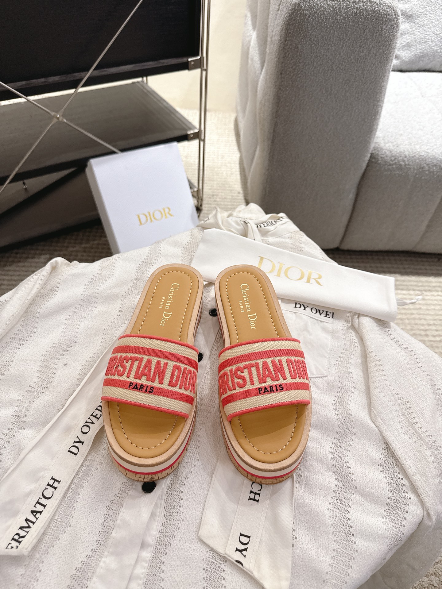 NO:265084,Dior Dway striped thick sole embroidered sandals This Dway thick sole sandals are fashionable and casual. Dark blue/black/grey cotton style, embroidered with Christian Dior Paris logo, which is recognizable. Paired with light micro-porous thick sole, decorated with blue and white stripes, it can enhance the style of this season. Materials and craftsmanship Original cotton upper The upper is embroidered with brand logo, padded cowhide leather insole 4.5cm thick sole is made of micro-porous material and rubber outsole Engraved D Home Lucky Star Symbol Rubber Sole Size35-39 (customized for 40/41, no return or exchange), slippers sandals, dior, dior, dior, sandals, slippers, cowhide19860909Dior迪奥Dway条纹厚底刺绣凉拖鞋 这款 Dway 厚底凉拖时尚休闲.深蓝色/黑色/灰色 棉质款式,饰以 Christian Dior Paris 标志刺绣,富有辨识度.搭配轻盈的微孔材质厚底,饰以蓝色和白色条纹,可为本季的各式装扮提升格调. 材料与工艺 原版棉质鞋面 鞋面饰以品牌标志刺绣 加垫牛皮革内底 4.5cm厚底采用微孔材质和橡胶大底 镌刻D家幸运星符号橡胶底 Size35-39（40/41定做不退换）,拖鞋凉鞋,dior,dior,dior,sandals,slippers,cowhide,Women's Shoes