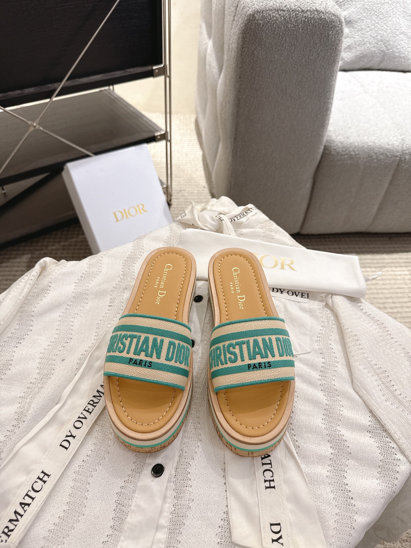 NO:265086,Dior Dway striped thick sole embroidered sandals This Dway thick sole sandals are fashionable and casual. Dark blue/black/grey cotton style, embroidered with Christian Dior Paris logo, which is recognizable. Paired with light micro-porous thick sole, decorated with blue and white stripes, it can enhance the style of this season. Materials and craftsmanship Original cotton upper The upper is embroidered with brand logo, padded cowhide leather insole 4.5cm thick sole is made of micro-porous material and rubber outsole engraved with D-home Lucky Star symbol rubber sole Size35-39 (customized for 40/41/42, no return or exchange), slippers sandals, dior, dior, dior, sandals, slippers, cowhide19860909Dior迪奥Dway条纹厚底刺绣凉拖鞋 这款 Dway 厚底凉拖时尚休闲.深蓝色/黑色/灰色 棉质款式,饰以 Christian Dior Paris 标志刺绣,富有辨识度.搭配轻盈的微孔材质厚底,饰以蓝色和白色条纹,可为本季的各式装扮提升格调. 材料与工艺 原版棉质鞋面 鞋面饰以品牌标志刺绣 加垫牛皮革内底 4.5cm厚底采用微孔材质和橡胶大底 镌刻D家幸运星符号橡胶底 Size35-39（40/41/42定做不退换）,拖鞋凉鞋,dior,dior,dior,sandals,slippers,cowhide,Women's Shoes