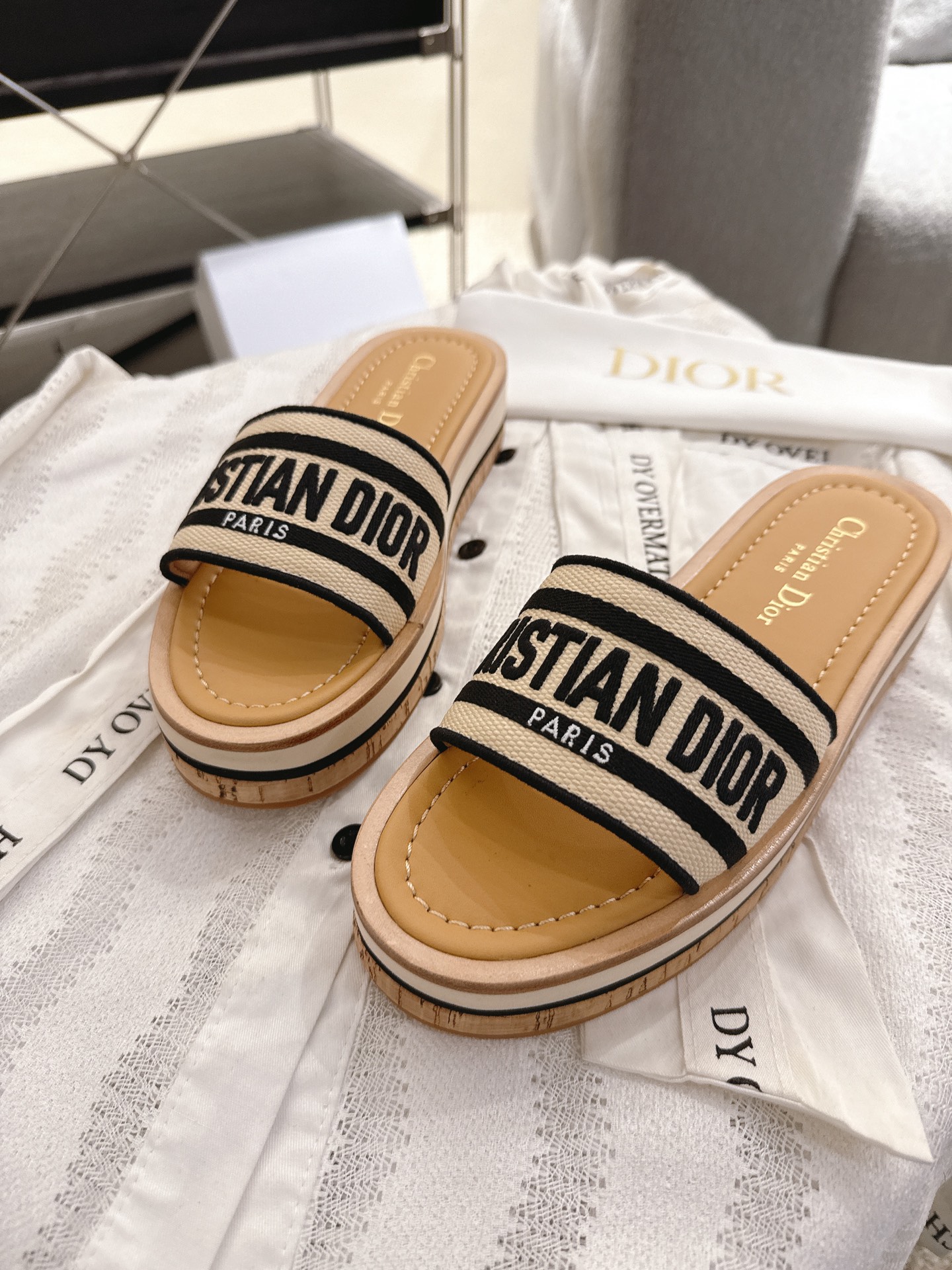 NO:265088,Dior Dway striped thick sole embroidered sandals This Dway thick sole sandals are fashionable and casual. Dark blue/black/grey cotton style, embroidered with Christian Dior Paris logo, which is recognizable. Paired with light micro-porous thick sole, decorated with blue and white stripes, it can enhance the style of this season. Materials and craftsmanship Original cotton upper The upper is embroidered with brand logo, padded cowhide leather insole 4.5cm thick sole is made of micro-porous material and rubber outsole Engraved D Home Lucky Star Symbol Rubber Sole Size35-39 (customized for 40/41, no return or exchange), slippers sandals, dior, dior, dior, sandals, slippers, cowhide19860909Dior迪奥Dway条纹厚底刺绣凉拖鞋 这款 Dway 厚底凉拖时尚休闲.深蓝色/黑色/灰色 棉质款式,饰以 Christian Dior Paris 标志刺绣,富有辨识度.搭配轻盈的微孔材质厚底,饰以蓝色和白色条纹,可为本季的各式装扮提升格调. 材料与工艺 原版棉质鞋面 鞋面饰以品牌标志刺绣 加垫牛皮革内底 4.5cm厚底采用微孔材质和橡胶大底 镌刻D家幸运星符号橡胶底 Size35-39（40/41定做不退换）,拖鞋凉鞋,dior,dior,dior,sandals,slippers,cowhide,Women's Shoes