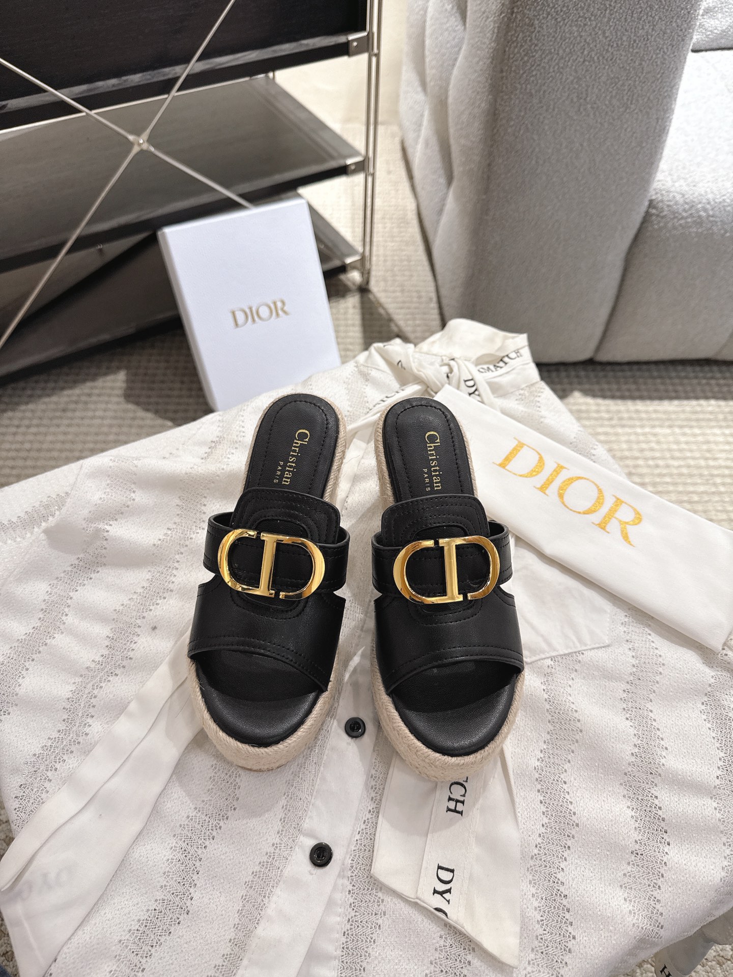 NO:390345,Dior Spring and Summer New Metal Class Wedge Thick-soled Slippers This Montaigne sandals are Dio*’s classic item. The gold-finished metal “CD” logo highlights the style and forms a sharp contrast with black cowhide leather. The classic and elegant design can be easily matched with various shapes. The upper is original custom cowhide inner footbed original custom sheepskin Original woven wedge outsole Heel height 9.5cm Original full package Size35-41 (40.41 custom-made non-return and exchange), slippers, dior, slippers, cowhide, sheepskin19860909Dior 春夏新款金属扣坡跟厚底拖鞋  这款 Montaigne 凉拖是 Dio*的经典单品.金色饰面金属“CD”标志突显版型,与黑色牛皮革形成鲜明的对比.经典优雅的设计可与各式造型轻松搭配. 鞋面为原版定制牛皮 内里垫脚原版定制羊皮 原版编织坡跟大底  跟高9.5cm 原版全套包装  Size35-41（40.41定做不退换）,拖鞋,dior,slippers,cowhide,sheepskin,Women's Shoes