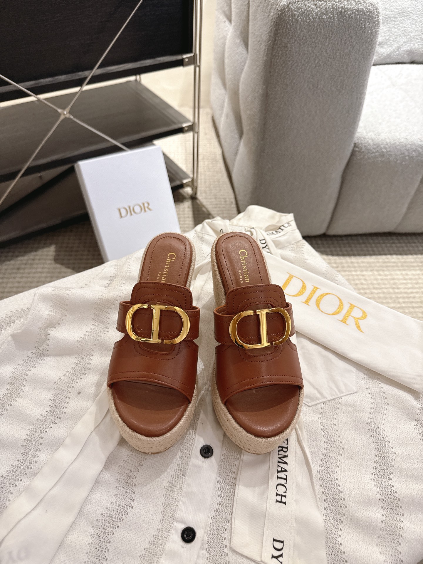 NO:390354,Dior Spring and Summer New Metal Class Wedge Thick-soled Slippers This Montaigne sandals are Dio*’s classic item. The gold-finished metal “CD” logo highlights the style and forms a sharp contrast with black cowhide leather. The classic and elegant design can be easily matched with various shapes. The upper is original custom cowhide inner footbed original custom sheepskin Original woven wedge outsole Heel height 9.5cm Original full package Size35-41 (40.41 custom-made non-return and exchange), slippers, dior, slippers, cowhide, sheepskin19860909Dior 春夏新款金属扣坡跟厚底拖鞋  这款 Montaigne 凉拖是 Dio*的经典单品.金色饰面金属“CD”标志突显版型,与黑色牛皮革形成鲜明的对比.经典优雅的设计可与各式造型轻松搭配. 鞋面为原版定制牛皮 内里垫脚原版定制羊皮 原版编织坡跟大底  跟高9.5cm 原版全套包装  Size35-41（40.41定做不退换）,拖鞋,dior,slippers,cowhide,sheepskin,Women's Shoes