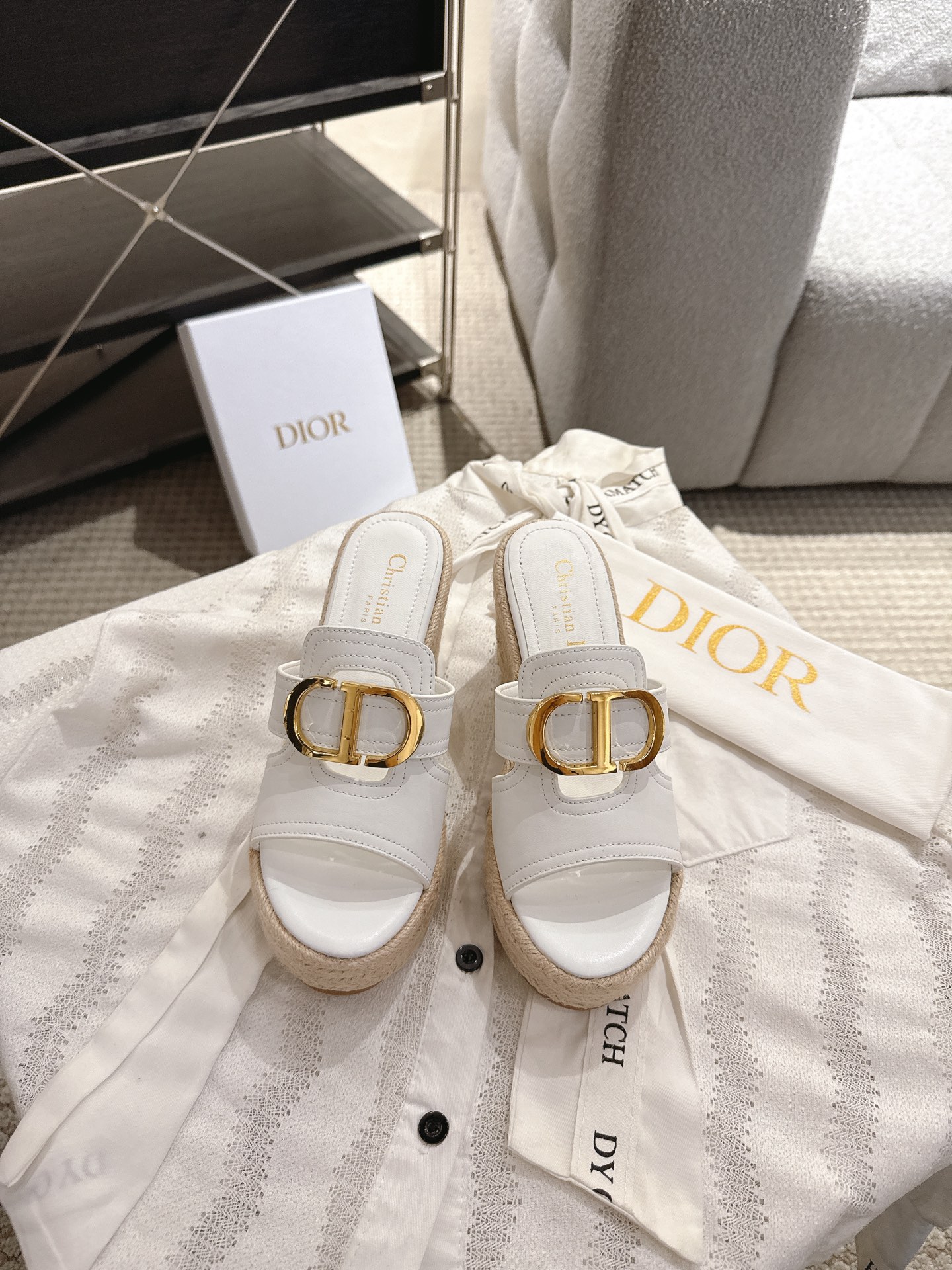 NO:390362,Dior Spring and Summer New Metal Class Wedge Thick-soled Slippers This Montaigne sandals are Dio*’s classic item. The gold-finished metal “CD” logo highlights the style and forms a sharp contrast with black cowhide leather. The classic and elegant design can be easily matched with various shapes. The upper is original custom cowhide inner footbed original custom sheepskin Original woven wedge outsole Heel height 9.5cm Original full package Size35-41 (40.41 custom-made non-return and exchange), slippers, dior, slippers, cowhide, sheepskin19860909Dior 春夏新款金属扣坡跟厚底拖鞋  这款 Montaigne 凉拖是 Dio*的经典单品.金色饰面金属“CD”标志突显版型,与黑色牛皮革形成鲜明的对比.经典优雅的设计可与各式造型轻松搭配. 鞋面为原版定制牛皮 内里垫脚原版定制羊皮 原版编织坡跟大底  跟高9.5cm 原版全套包装  Size35-41（40.41定做不退换）,拖鞋,dior,slippers,cowhide,sheepskin,Women's Shoes