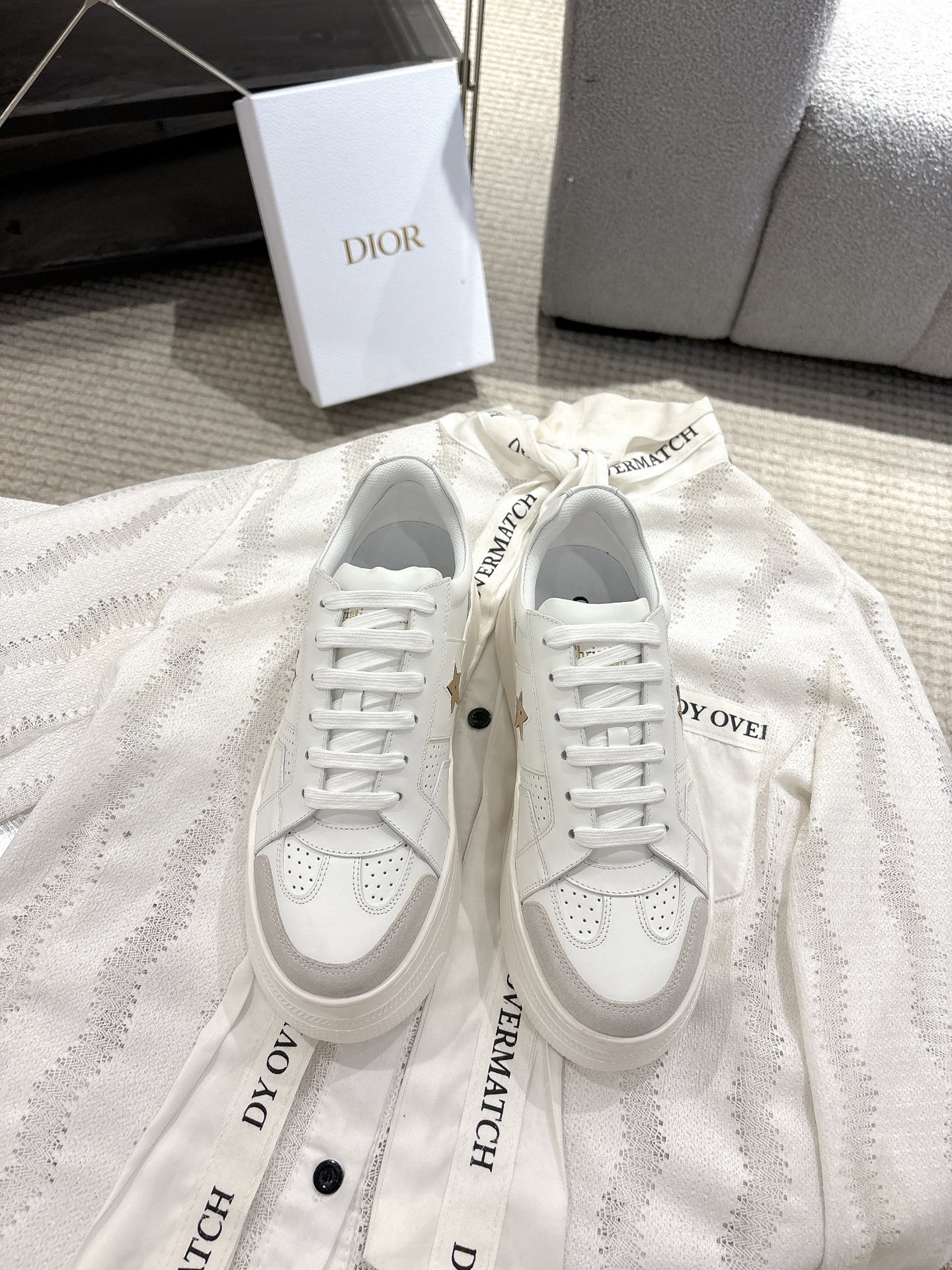 NO:402423,Metal Star Model The 'thick-soled' white shoes I fell in love with at first sight D Home 2025 Spring and Summer New Style This Dior Star sneaker continues the lasting outline and is carefully made of white cowhide leather, so it will be particularly comfortable to wear. The upper metal star decoration improves the style. The style is light and matched with the 'Christian Dior' logo sole, suitable for all seasons, can be matched with various casual styles to add the finishing touch. Classic and super durable upper cowhide, original IP foamed outsole. size: 35-41 (customized for 41), casual shoes/sports shoes, dior, dior, sneakers, cowhide19860909金属星星款 一眼就爱上的“厚底”小白鞋 D家 2025春夏季新款 这款Dior Star运动鞋延续经久不衰的轮廓,采用白色牛皮革精心制作,所以上脚会特别的舒服哦 鞋面金属星星装饰,提升格调.款式轻盈搭配“Christian Dior”标志鞋底,四季皆宜,可与各式休闲造型搭配,增添点睛之笔 经典超耐看 鞋面牛皮拼接 原版IP发泡大底. size:35-41（41定做）,休闲鞋/运动鞋,dior,dior,sneakers,cowhide,Women's Shoes