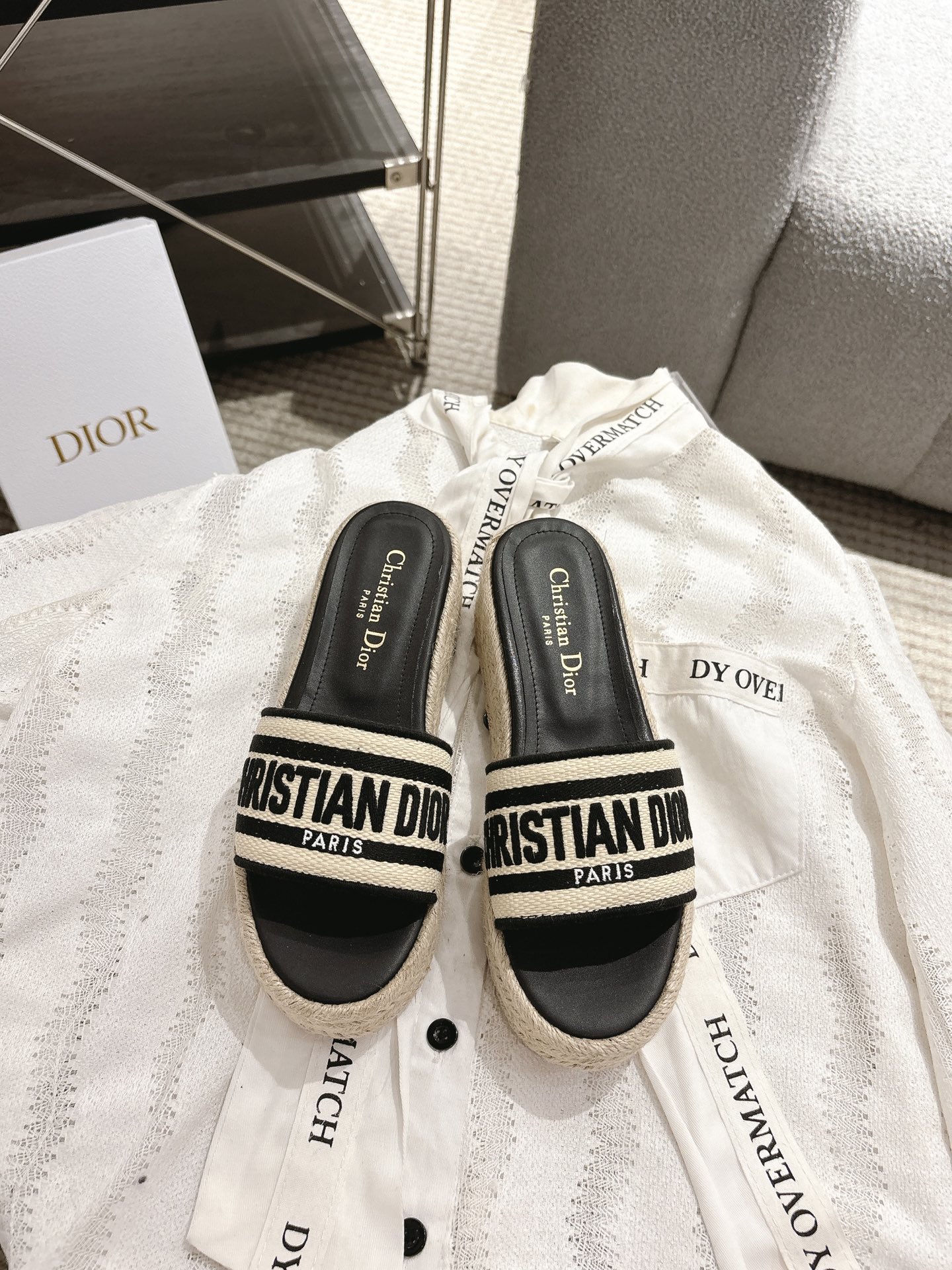 NO:630591,25ss new spring and summer Dior Dway thick-soled straw sandals with letter embroidery, hemp rope-soled wedge slippers. This Dway thick-soled sandals are fashionable and casual. They are made of natural raffia effect fabric and contrasting cotton uppers, decorated with Christian Dior Paris logo embroidery. The recognizable rope soles are handmade using traditional techniques. They are simple and super versatile. They are perfect and luxurious on the feet. They can be matched with any spring and summer clothes, and the feet feel even more comfortable!  He is the perfect choice for summer travel!  Size: 35-41 (41 made to order, non-refundable), slippers, dior, dior, slippers, espadrilles1986090925ss春夏新款Dior 迪奥Dway草编厚底凉拖鞋字母刺绣麻绳底坡跟一字拖鞋 这款 Dway 厚底凉拖时尚休闲,自然色酒椰草效果面料和撞色棉质鞋面,饰以Christian Dior Paris标志刺绣,富有辨识度绳编鞋底运用传统工艺手工制作而成,简约超级百搭.上脚完美奢华可任意搭配春夏服饰,脚感更是舒适！夏季出行非他莫属！ Size:35-41（41订做不退换）,拖鞋,dior,dior,slippers,espadrilles,Women's Shoes