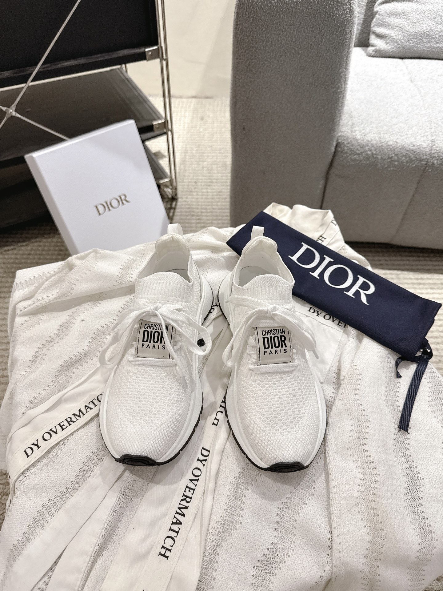 NO:408694,Dior Chrono25Run’n Dior sports shoes mesh casual shoes flying socks shoes simple and super versatile. Upper matching logo. It is perfect and luxurious to wear with spring, summer, autumn and winter clothing. It is even more comfortable to wear!  This Run'n'Dior sneakers are a new product in the 2025 autumn series, reinterpreting the sports style with an elegant and fashionable look. The upper is carefully crafted from white and black mesh fabric, and the laces and heels are decorated with the Christian Dior Paris logo. The exquisite two-color sole is light and soft, which adds a high-order temperament to all kinds of casual styles. The original mold opening fabric is breathable and comfortable, inner footing mesh fabric/sheepskin, original mold opening TPU absorbent film and anti-slip sole super light Size: Women's 35 to 41 (41 custom made no return) Men's 39 to 45 (45 custom made no return), casual shoes/sports, dior, sneakers, sheepskin, socks19860909Dior Chrono25Run’n Dior运动鞋网眼休闲鞋飞织袜子鞋 简约超级百搭. 鞋面搭配 Logo布标.上脚完美奢华可任意搭配春夏秋冬服饰. 上脚更是舒适！ 这款 Run'n'Dior 运动鞋是二零二五秋季系列新品,以优雅时尚的造型重新演绎运动风格.鞋面采用白色和黑色网眼织物精心制作,鞋带和鞋跟饰以Christian Dior Paris标志.精致的双色鞋底轻盈柔软,可为各式休闲造型增添高订气质. 鞋面原版开模飞织面料透气舒适,内里垫脚网眼织物/羊皮,原版开模TPU吸膜防滑大底 超级轻盈 Size:女款35到41（41订做不退换）  男款39到45（45订做不退换）,休闲鞋/运动鞋,dior,sneakers,sheepskin,socks,Women's Shoes