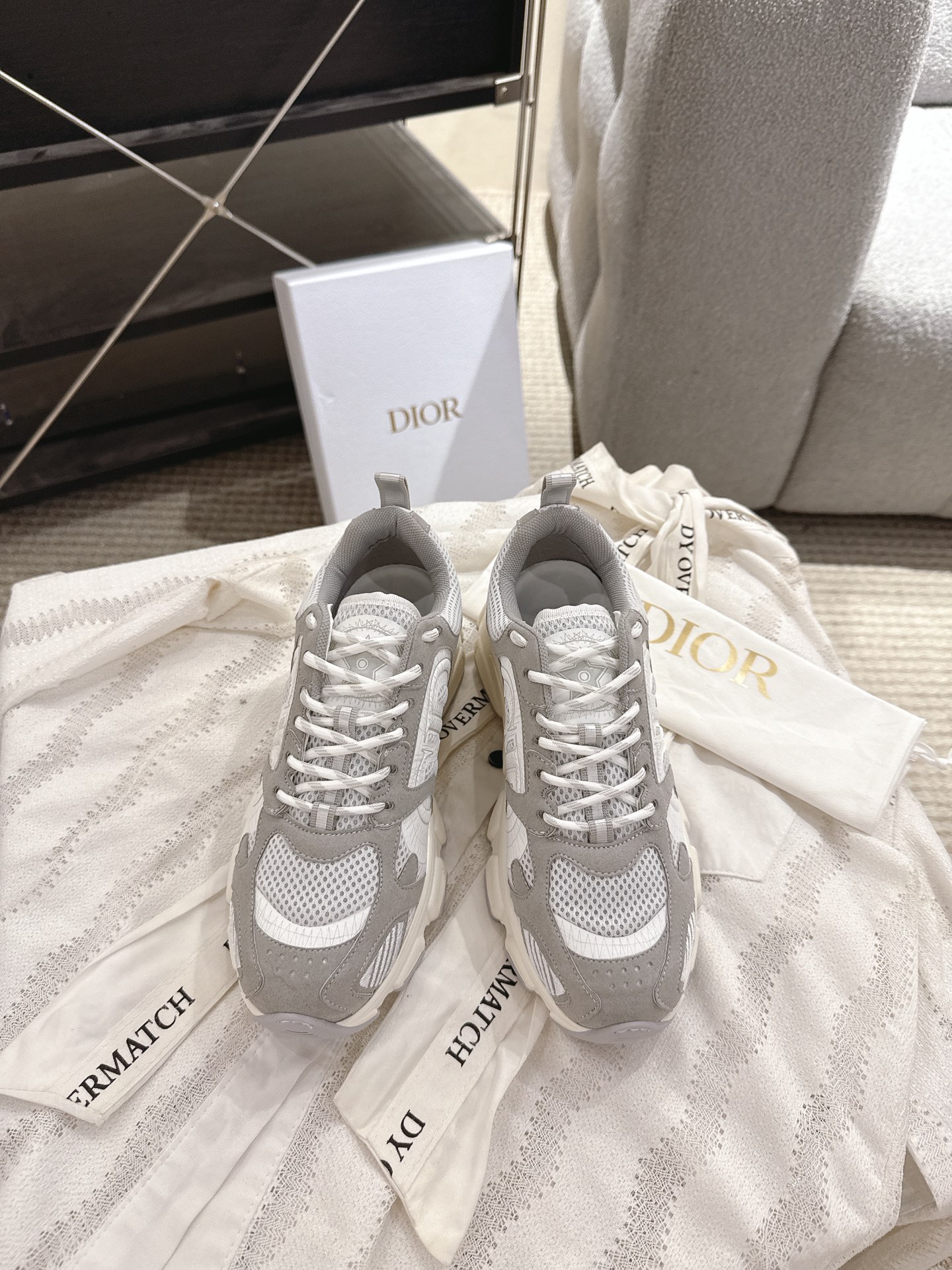 NO:408688,h or These Di*r Vibe# sneakers incorporate the high-order spirit of Di*r to reinterpret classic running shoes. Paired with dark blue Oblique printed technology fabrics, mesh fabrics and clear rubber inserts for a contrasting modern style. They are further embellished with 3D effect details, rear star decoration, logos on tongue and rear lifting rings. The transparent gel outsole is more stylish and complements a variety of casual or elegant items for a modern look. * Heel and tongue are decorated with Christian Dior PARIS logo * Transparent effect rubber inserts * Rear effect rubber sole is decorated with DI*R logo * Notched rubber sole is decorated with Christian Dior lucky star symbol *  Size35-40, dad shoes, dior, dior, sneakers19860909h or 这款Di*r Vibe#迪奥运动鞋融入 Di*r 的高订精神,重新诠释经典跑鞋.搭配深蓝色 Oblique 印花科技面料、网眼织物和透明橡胶镶片,打造对比鲜明的现代风格.以 3D 效果细节、后侧星星装饰、鞋舌和后侧提拉环上的标志等标志性细节进一步点缀.透明胶质外底更加时尚,与各式休闲或优雅单品相得益彰,打造摩登造型. * 后跟和鞋舌饰以Christian Dior PARIS标志 * 透明效果橡胶镶片 * 后侧饰以星星 * 透明效果橡胶鞋底饰以 DI*R 标志 * 凹口胶质鞋底饰以 Christian Dior 的幸运星符号 * Size35-40,老爹鞋,dior,dior,sneakers,Women's Shoes