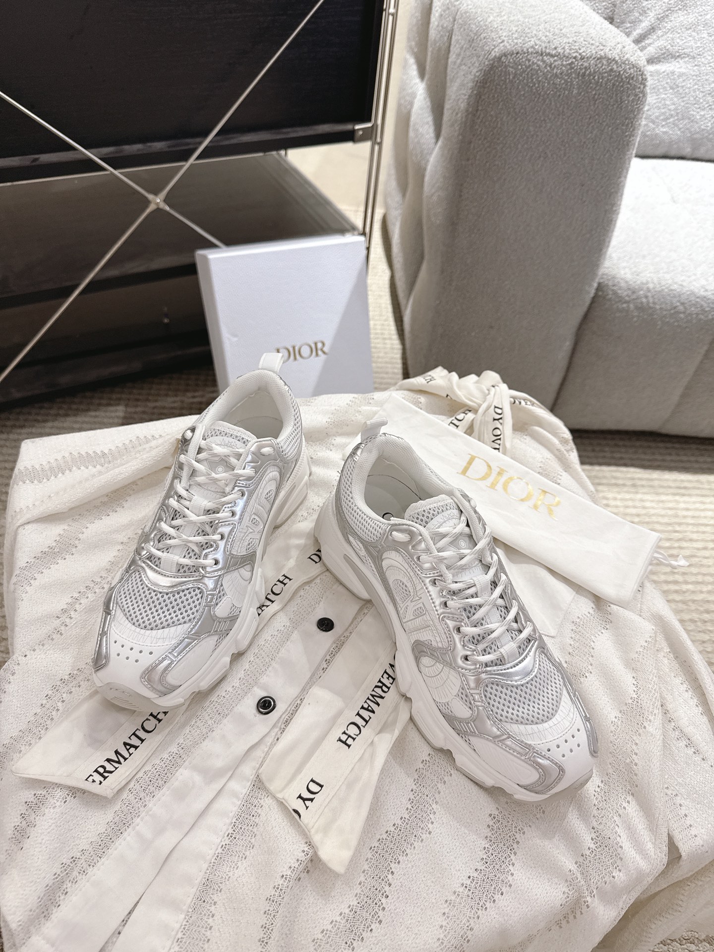 NO:408691,h or These Di*r Vibe# sneakers incorporate the high-order spirit of Di*r to reinterpret classic running shoes. Paired with dark blue Oblique printed technology fabrics, mesh fabrics and clear rubber inserts for a contrasting modern style. They are further embellished with 3D effect details, star decoration on the back, logo on the tongue and rear lifting ring. The transparent gel outsole is more stylish and complements a variety of casual or elegant items for a modern look. * Heel and tongue are decorated with Christian Dior PARIS logo * Transparent effect rubber inserts * Rear side with stars * Transparent effect rubber sole is decorated with DIOR logo * Notched rubber sole is decorated with Christian Dior lucky star symbol *  Size35-40, dad shoes, dior, dior, sneakers19860909h or 这款Di*r Vibe#迪奥运动鞋融入 Di*r 的高订精神,重新诠释经典跑鞋.搭配深蓝色 Oblique 印花科技面料、网眼织物和透明橡胶镶片,打造对比鲜明的现代风格.以 3D 效果细节、后侧星星装饰、鞋舌和后侧提拉环上的标志等标志性细节进一步点缀.透明胶质外底更加时尚,与各式休闲或优雅单品相得益彰,打造摩登造型. * 后跟和鞋舌饰以Christian Dior PARIS标志 * 透明效果橡胶镶片 * 后侧饰以星星 * 透明效果橡胶鞋底饰以 DIOR 标志 * 凹口胶质鞋底饰以 Christian Dior 的幸运星符号 * Size35-40,老爹鞋,dior,dior,sneakers,Women's Shoes