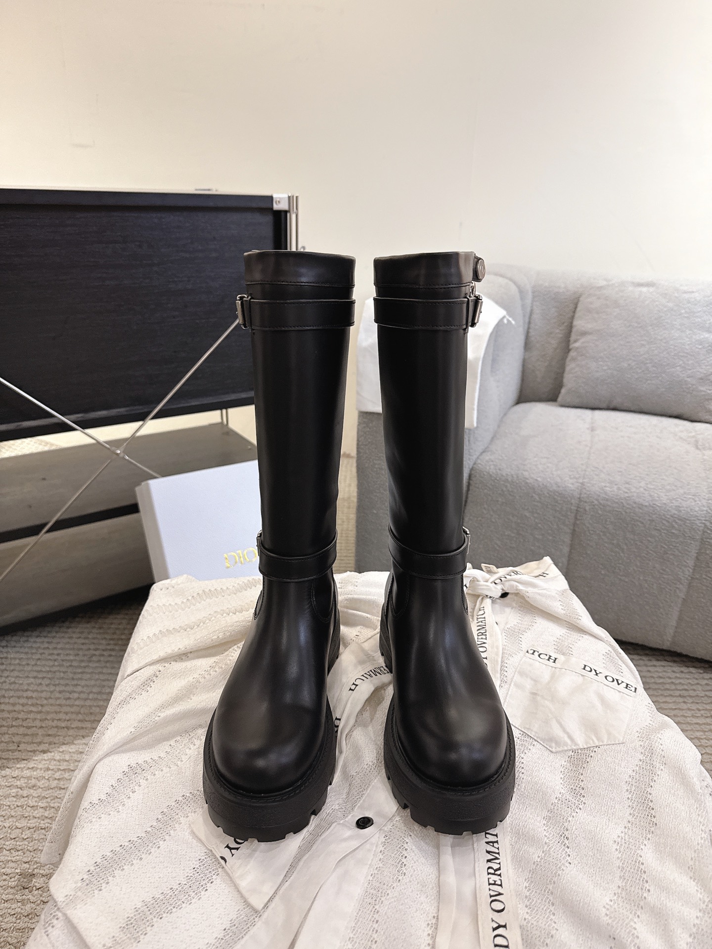 NO:630588,Boots Short boots Dior D-scots new mid-calf boots Brogue boots This D-Scots boots are a new product in the 2025 early spring ready-to-wear series, highlighting the charm of haute couture. Black rubber-effect calf leather barrel design, decorated with silver facing Christian Dior Paris logo patch on the side to enhance style. Paired with thick and light notched soles, it can add color to this season's casual look. Upper calfskin material / cowhide lining, original lucky star outsole Size  35-41 (40.41 custom-made, non-refundable), boots, dior, boots, cowhide19860909长靴 短靴 Dior D-scots新品中筒靴布洛克长靴 这款 D-Scots 靴子是二零二五早春成衣系列新品,彰显高订魅力.黑色橡胶效果牛皮革筒形设计,侧面饰以银色饰面 Christian Dior Paris 标志补丁提升格调.搭配厚实而轻盈的凹口鞋底,可为本季休闲造型增光添彩. 鞋面小牛皮材质/牛皮内里,原版幸运星大底 Size 35-41（40.41定做不退换）,靴子,dior,boots,cowhide,Women's Shoes