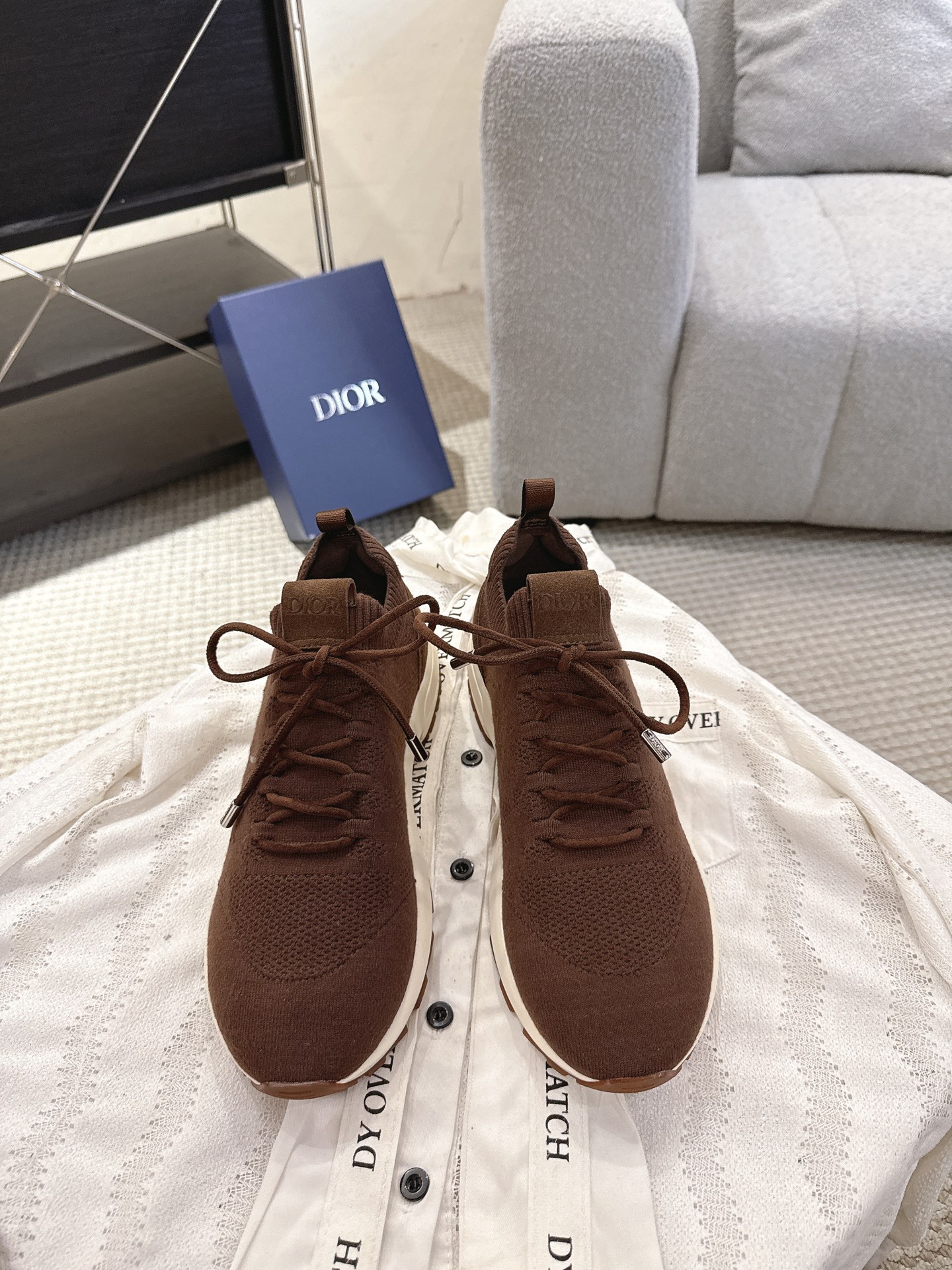 NO:630587,Dior B80 sneakers are a new product of Dior men's series, focusing on comfort and fashion. The upper is made of breathable mesh + fabric splicing, which is light and fits the foot shape, and is super comfortable for daily wear. The sole is made of rubber, with excellent grip and wear resistance, suitable for commuting or light exercise. The overall style is simple, the gray color is versatile, and the shoelaces are adjustable, making the wear more stable. Designed by Kim Jones, they are both practical and trendy, and are one of the new hot items in early spring①.  size39-46 (customized at 38.45.46), casual shoes/sports shoes, dior, dior, sneakers19860909Dior B80运动鞋是迪奥男士系列新品,主打舒适与时尚.鞋面采用透气网布+织物拼接,轻盈又贴合脚型,日常穿着超舒适.鞋底橡胶材质,抓地力和耐磨性都很棒,适合通勤或轻运动.整体简约,灰色调百搭,鞋带可调节,穿着更稳固.由Kim Jones设计,兼具实用与潮流,是早春新款热门单品之一①. size39-46（38.45.46定做）,休闲鞋/运动鞋,dior,dior,sneakers,Women's Shoes