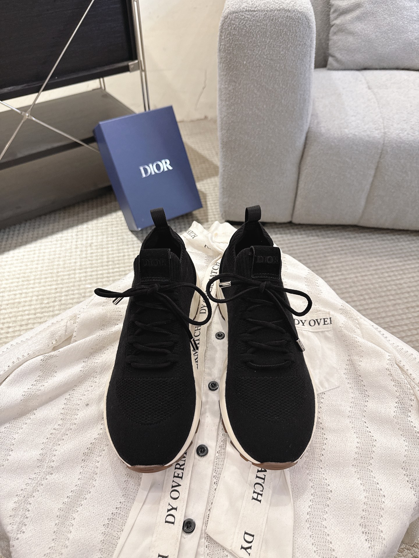 NO:630590,Dior B80 sneakers are a new product of Dior men's series, focusing on comfort and fashion. The upper is made of breathable mesh + fabric splicing, which is light and fits the foot shape, and is super comfortable for daily wear. The sole is made of rubber, with excellent grip and wear resistance, suitable for commuting or light exercise. The overall style is simple, the gray color is versatile, and the shoelaces are adjustable, making the wear more stable. Designed by Kim Jones, they are both practical and trendy, and are one of the new hot items in early spring①.  size39-44 (customized at 38.45), casual shoes/sports shoes, dior, dior, sneakers19860909Dior B80运动鞋是迪奥男士系列新品,主打舒适与时尚.鞋面采用透气网布+织物拼接,轻盈又贴合脚型,日常穿着超舒适.鞋底橡胶材质,抓地力和耐磨性都很棒,适合通勤或轻运动.整体简约,灰色调百搭,鞋带可调节,穿着更稳固.由Kim Jones设计,兼具实用与潮流,是早春新款热门单品之一①. size39-44（38.45定做）,休闲鞋/运动鞋,dior,dior,sneakers,Women's Shoes