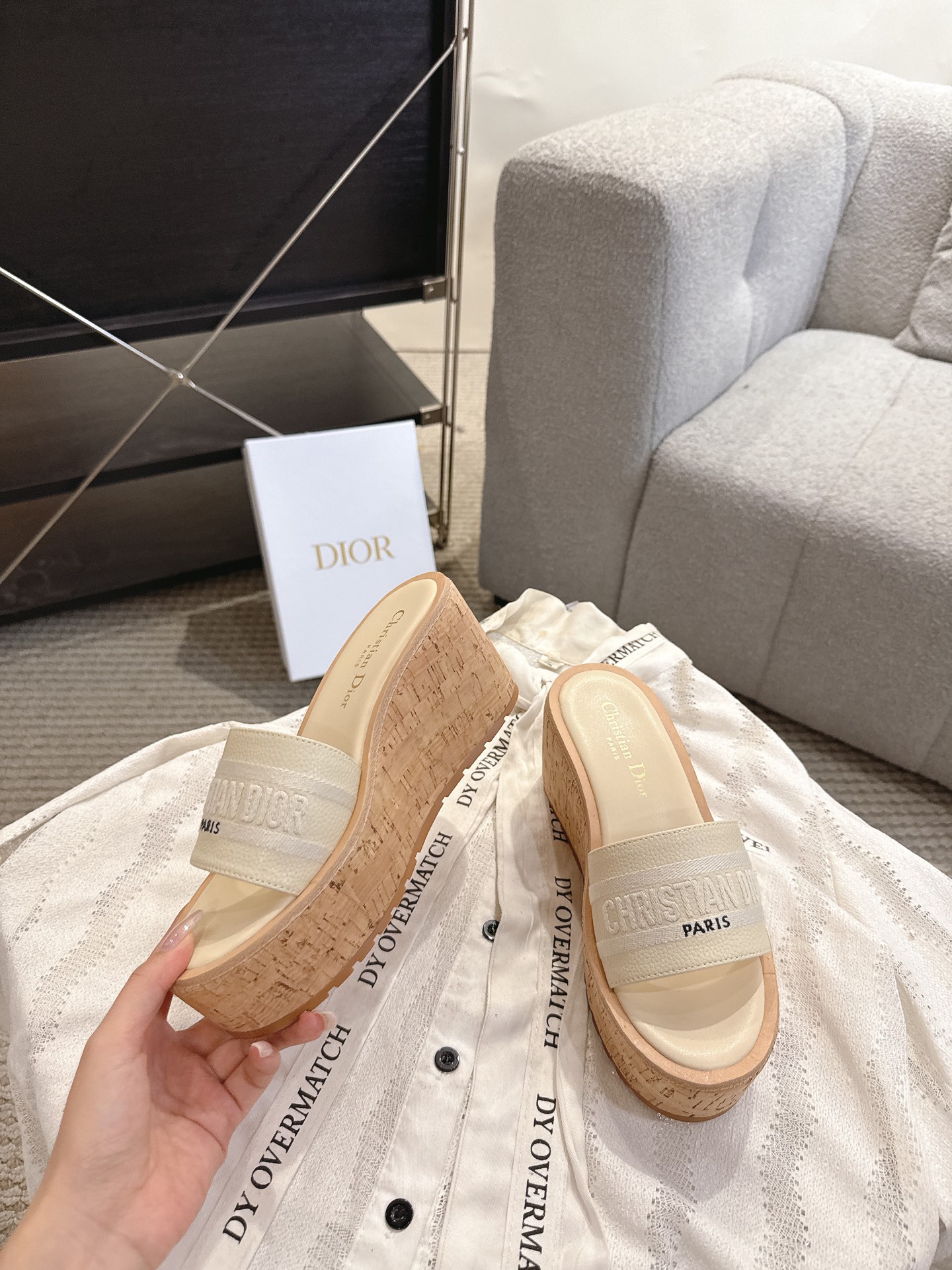 Dior 迪奥 Dior 2025 春夏新款 Dway 果冻色坡跟女鞋 CD字母logo立体刺绣厚底圆头露趾拼色凉拖鞋