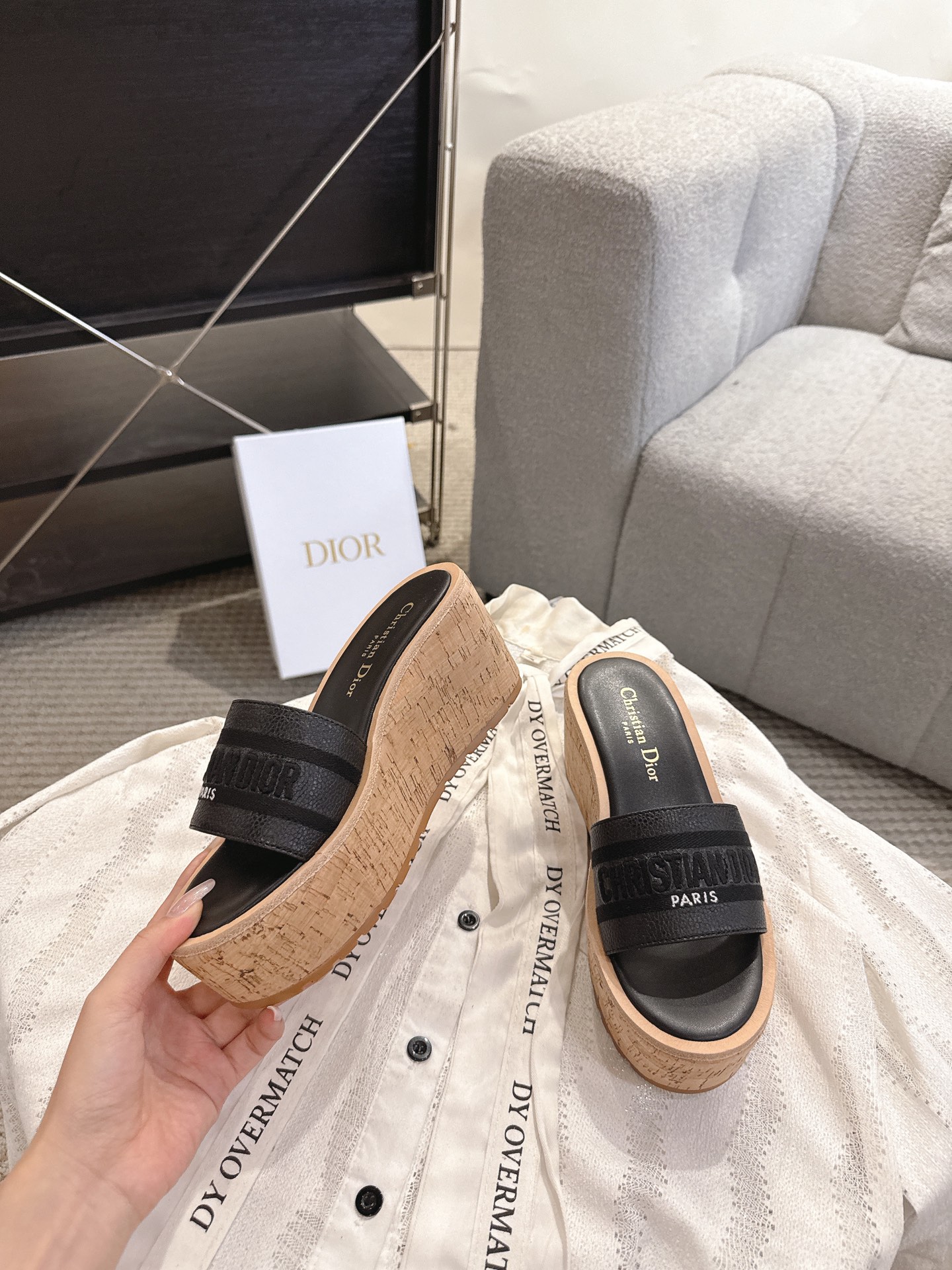 Dior 迪奥 Dior 2025 春夏新款 Dway 果冻色坡跟女鞋 CD字母logo立体刺绣厚底圆头露趾拼色凉拖鞋