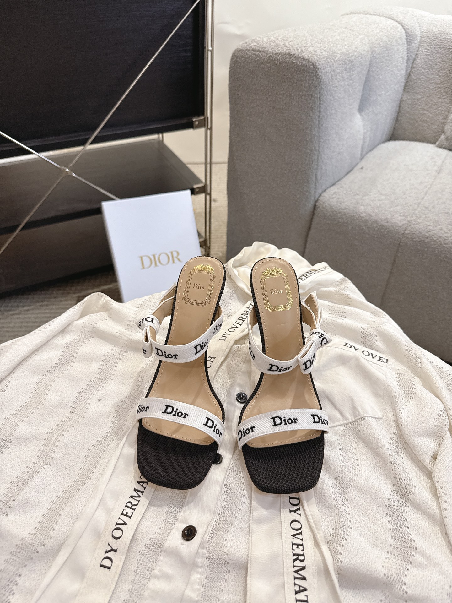 Dior J'ADIOR 迪奥 Dior 2026 早春新款高定系列Dentelle果冻色高跟蝴蝶结女鞋 CD字母logo立体刺绣方头露趾拼色凉拖鞋 市面