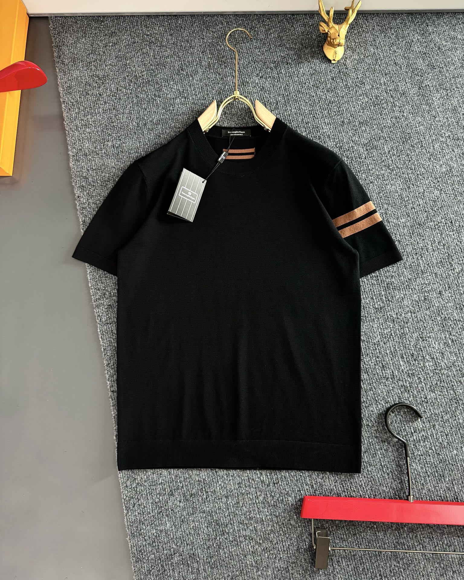 NO:128423,ZEGN* (only take orders for all numbers), summer, top imported private goods, high-quality silk Yilite high-end classic arm horizontal bar embellishment logo design Yilite solid color versatile knitted short sleeves, the counter style is fashionable and luxurious, the quality is unquestionable, the upper body effect is excellent, the luxury official website is the same style, the counter size M-xxxl, T-shirt, real silk, alexander wang19860909ZEGN*（只接齐号单） ,夏季 顶级进口私货,高品 真丝伊力特 高端经典手臂横杠点缀Logo 设计伊立特纯色百搭款针织短袖,专柜款时尚不失奢华 品质毋庸置疑 上身效果超赞,奢华官网同款 款式 专柜尺码M-xxxl,,T-shirt,real silk,alexander wang,Men's clothing