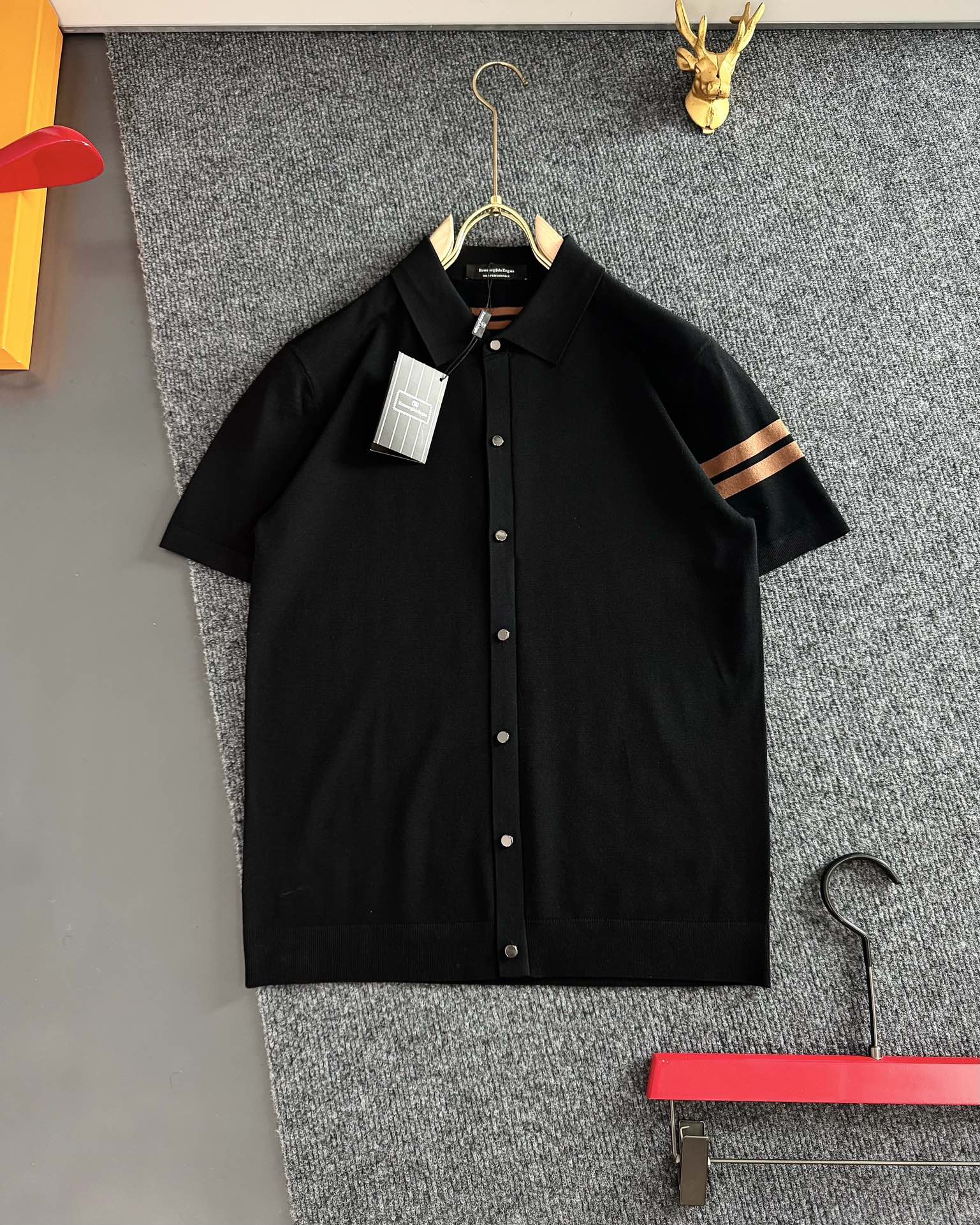 NO:128416,ZEGN* (only take orders for all numbers), summer, top imported private goods, high-quality silk Yilite high-end classic lapel buttons, arm horizontal bar embellishment logo design Yilite solid color versatile knitted short sleeves, the counter style is fashionable and luxurious, the quality is unquestionable, the upper body effect is excellent, the same style on the luxury official website, style, counter size M-xxxl,, T-shirt, real silk, alexander wang19860909ZEGN*（只接齐号单） ,夏季 顶级进口私货,高品 真丝伊力特 高端经典翻领纽扣 手臂横杠点缀Logo 设计伊立特纯色百搭款针织短袖,专柜款时尚不失奢华 品质毋庸置疑 上身效果超赞,奢华官网同款 款式 专柜尺码M-xxxl,,T-shirt,real silk,alexander wang,Men's clothing