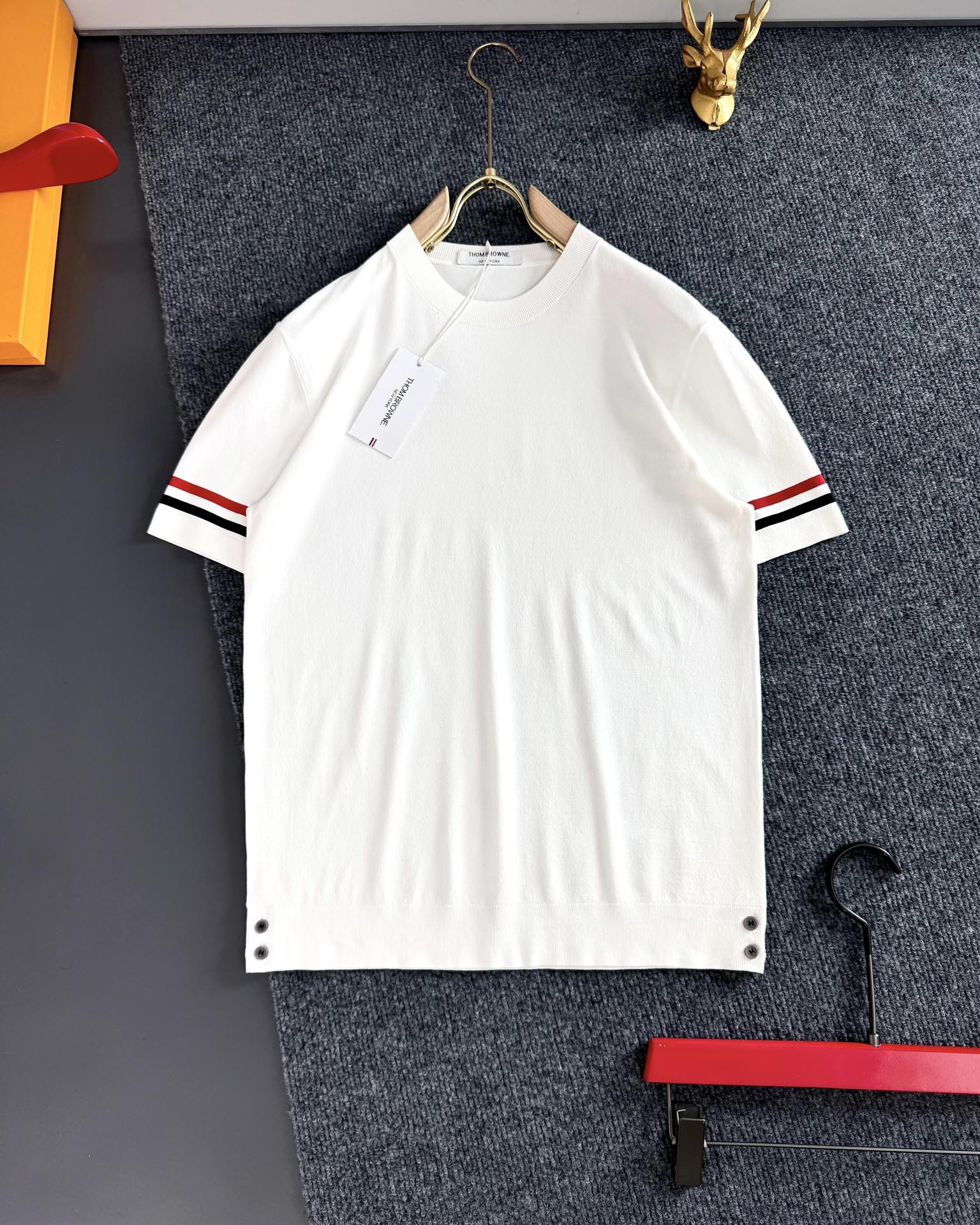 NO:128414,Tb* (only take orders for all numbers), summer silk Yilite Top imported private goods, high-end three-color neckline jacquard classic three-pole design hem slit Yilite solid color versatile knitted short sleeves, the counter style is fashionable and luxurious, the quality is unquestionable, the upper body effect is excellent, the luxury official website is the same style, the style counter size M-xxxl,,T-shirt,real silk,alexander wang19860909Tb*（只接齐号单） ,夏季真丝伊利特 顶级进口私货,高端三色领口提花经典三杆设计下摆开衩伊立特纯色百搭款针织短袖,专柜款时尚不失奢华 品质毋庸置疑 上身效果超赞,奢华官网同款 款式专柜尺码M-xxxl,,T-shirt,real silk,alexander wang,Men's clothing