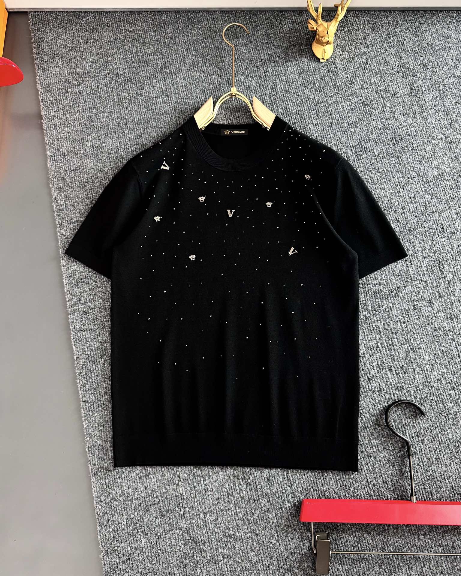 NO:128417,VERSA* (only take orders for all numbers), summer silk Yilite Top imported private goods, iron diamonds, metal logo embellishment, threaded neckline, special fabric with hem, solid color, versatile knitted short sleeves, the counter style is fashionable and luxurious, the quality is unquestionable, the upper body effect is excellent, the luxury official website is the same style, style counter size M-xxxl,,versace,T-shirt,real silk,alexander wang19860909VERSA*（只接齐号单） ,夏季真丝伊利特 顶级进口私货,烫钻 金属Logo点缀 螺纹领口 下摆收口特殊面料 纯色百搭款针织短袖,专柜款时尚不失奢华 品质毋庸置疑 上身效果超赞,奢华官网同款 款式专柜尺码M-xxxl,,versace,T-shirt,real silk,alexander wang,Men's clothing