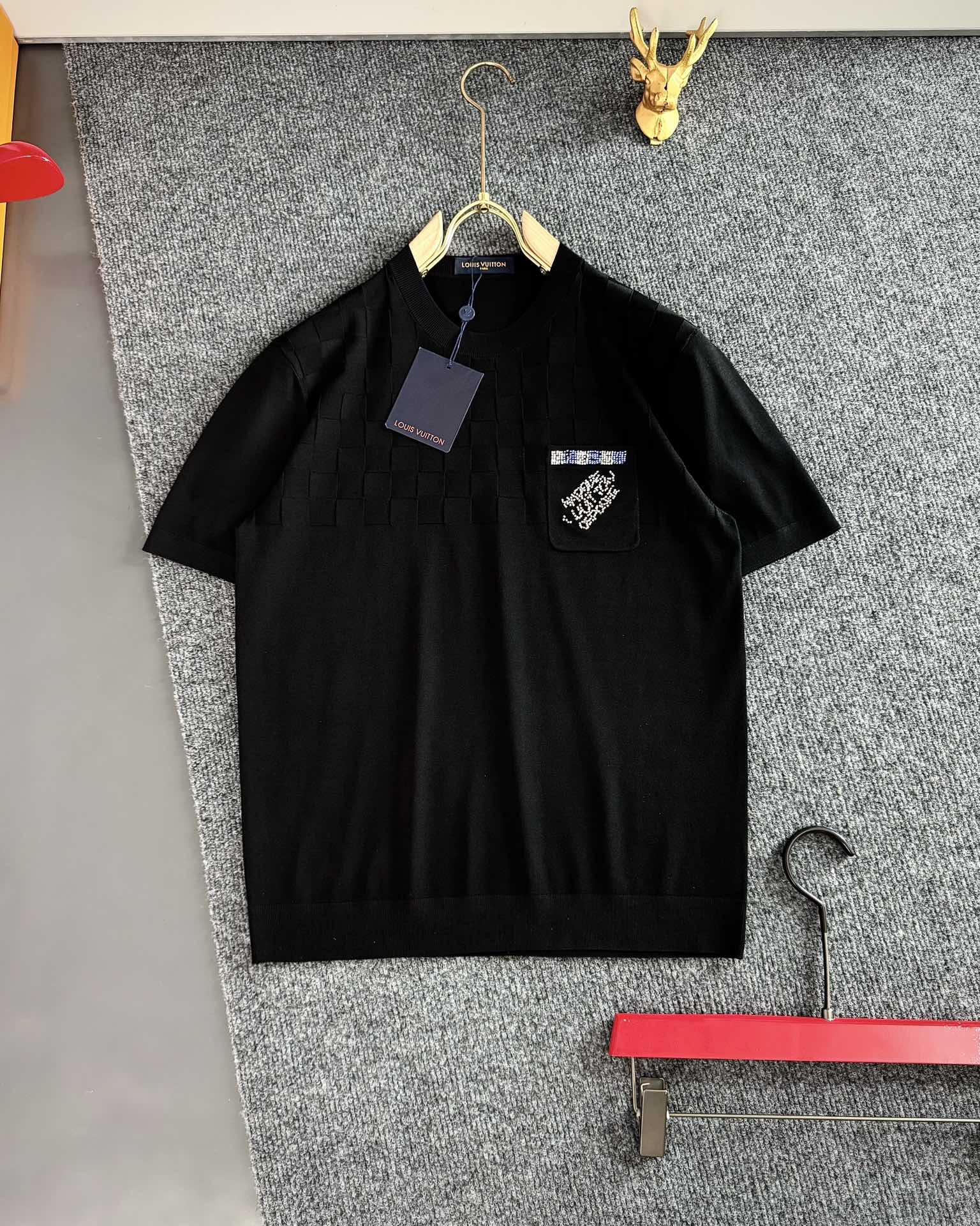 NO:128420,L brand* (only accepts all numbers), summer silk Yilite, top imported private goods, high-end heavy industry upper body plaid jacquard beading technology, design Yilite, solid color versatile knitted short sleeves, the counter style is fashionable and luxurious, the quality is unquestionable, the upper body effect is excellent, the same style on the luxury official website, style, counter size M-xxxl,, T-shirt, real silk, alexander wang19860909L牌*（只接齐号单） ,夏季真丝伊力特 顶级进口私货 高端重工上半身格子提花串珠工艺 设计伊立特 纯色百搭款针织短袖,专柜款时尚不失奢华 品质毋庸置疑 上身效果超赞,奢华官网同款 款式 专柜尺码M-xxxl,,T-shirt,real silk,alexander wang,Men's clothing