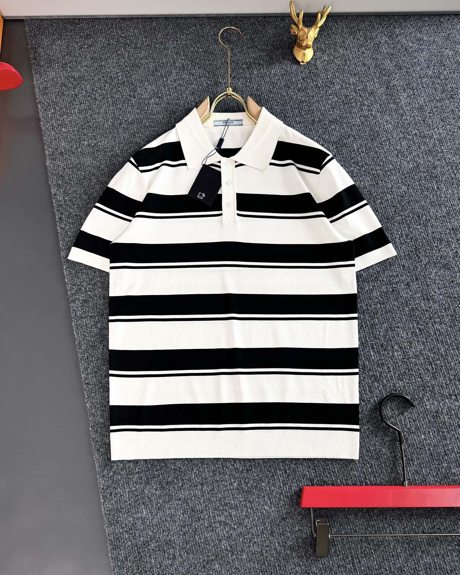 NO:128410,PRAD* (only take orders for all numbers), top imported private goods in summer, silk Yilit, lapel buttons, high-end heavy industry classic stripes, versatile knitted short sleeves, the counter style is fashionable and luxurious, the quality is unquestionable, the upper body effect is excellent, the same style on the luxury official website, style, counter size M-4xl,,prada,T-shirt,real silk,alexander wang19860909PRAD*（只接齐号单） ,夏季顶级进口私货,真丝伊力特 翻领纽扣款 高端重工经典条纹 定型 百搭款针织短袖,专柜款时尚不失奢华 品质毋庸置疑 上身效果超赞,奢华官网同款 款式 专柜尺码M-4xl,,prada,T-shirt,real silk,alexander wang,Men's clothing