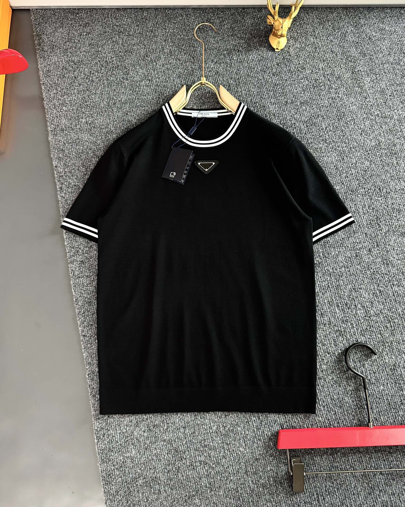 NO:128411,PRAD* (only take orders for the same number), spring and summer silk Yilite Top private goods, collar and cuff knitted intertwined colors, chest metal triangle mark, solid color versatile knitted short sleeves, the counter style is fashionable and luxurious, the quality is unquestionable, the upper body effect is excellent, the same style on the luxury official website Style Counter size M-4xl,,prada,T-shirt,real silk,alexander wang19860909PRAD*（只接齐号单） ,春夏 真丝伊力特 顶级私货,领和袖口针织交色 胸前金属三角标 纯色百搭款针织短袖,专柜款时尚不失奢华 品质毋庸置疑 上身效果超赞,奢华官网同款 款式 专柜尺码M-4xl,,prada,T-shirt,real silk,alexander wang,Men's clothing