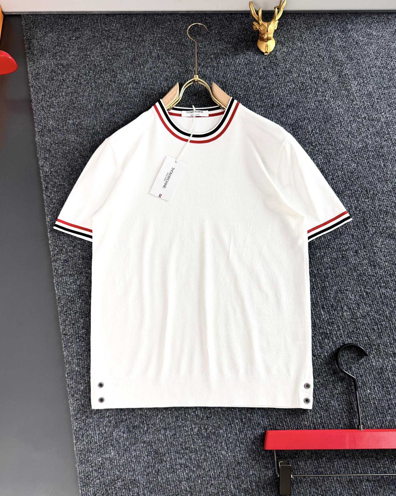 NO:128408,Tb* (only take orders for all numbers), spring and summer silk Yilite Top imported private goods, high-end three-color neckline jacquard classic three-pole design hem slit Yilite solid color versatile knit short sleeves, the counter style is fashionable and luxurious, the quality is unquestionable, the upper body effect is excellent, the luxury official website is the same style, the style counter size M-xxxl,,T-shirt,real silk,alexander wang19860909Tb*（只接齐号单） ,春夏真丝伊利特 顶级进口私货,高端三色领口提花经典三杆设计下摆开衩伊立特纯色百搭款针织短袖,专柜款时尚不失奢华 品质毋庸置疑 上身效果超赞,奢华官网同款 款式专柜尺码M-xxxl,,T-shirt,real silk,alexander wang,Men's clothing