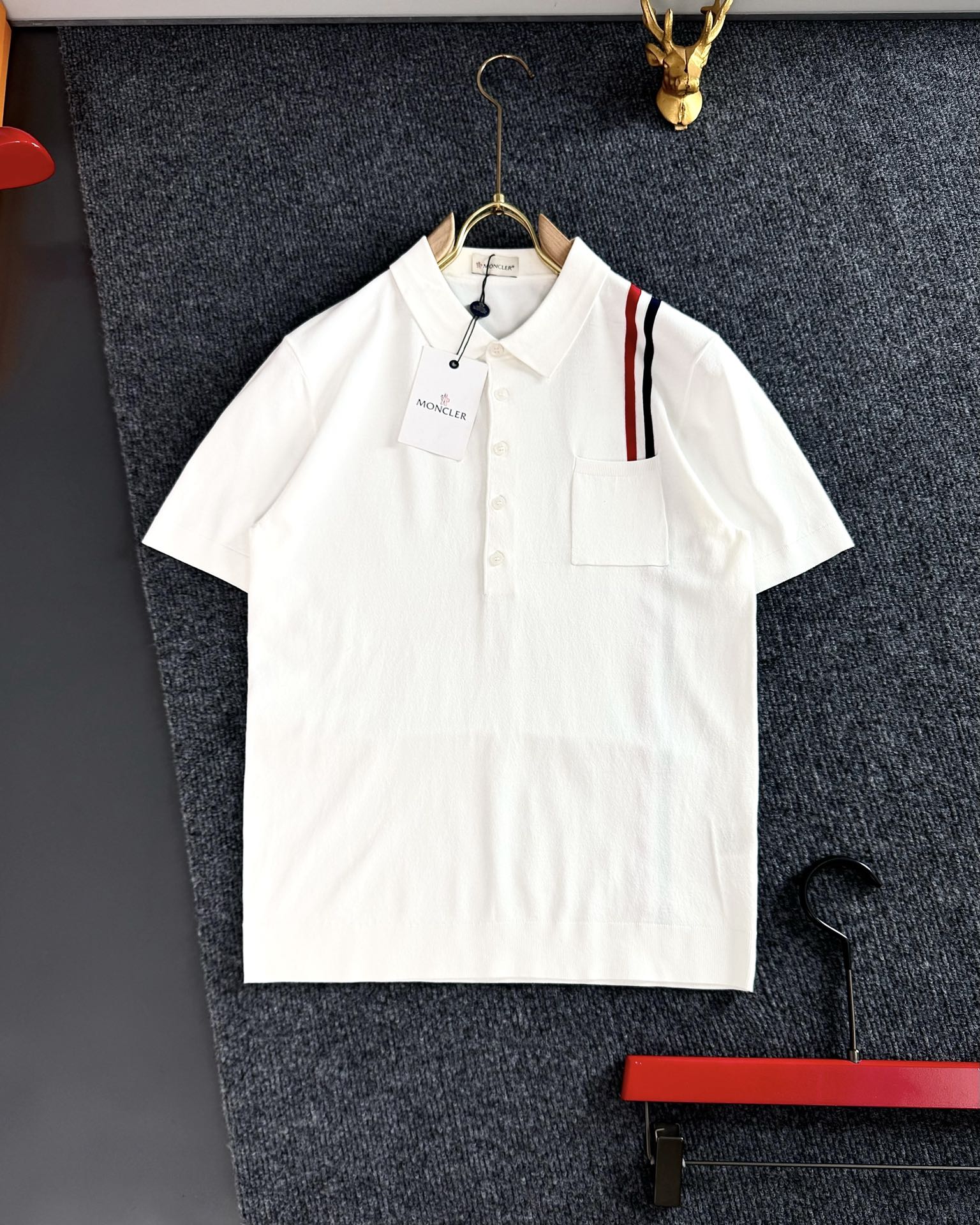 NO:128413,MON* (only take orders for the same number), spring and summer silk illiter, lapel buttons, top imported private goods, high-end three-color strips connected to the back jacquard. Classic three-bar design, versatile knitted short sleeves, the counter style is fashionable and luxurious, the quality is unquestionable, the upper body effect is excellent, the luxury official website is the same style, the style counter size M-xxxl,, T-shirt, real silk, alexander wang19860909MON*（只接齐号单） ,春夏季真丝伊利特 翻领纽扣款 顶级进口私货,高端三色条连接到后背提花.经典三杆设计 百搭款针织短袖,专柜款时尚不失奢华 品质毋庸置疑 上身效果超赞,奢华官网同款 款式专柜尺码M-xxxl,,T-shirt,real silk,alexander wang,Men's clothing