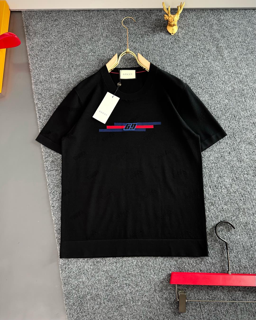 NO:128407,GUCc* (only accepts all numbers), summer, top imported private goods, chest embroidery and jacquard, high-quality silk Yilite, high-end classic embellishment logo, design Yilite solid color versatile knitted short sleeves, the counter style is fashionable and luxurious, the quality is unquestionable, the upper body effect is excellent, the same style on the luxury official website, style, counter size M-xxxl,,gucci, T-shirt, real silk, alexander wang19860909GUCc*（只接齐号单） ,夏季 顶级进口私货,胸前刺绣加提花 高品 真丝伊力特 高端经典 点缀Logo 设计伊立特纯色百搭款针织短袖,专柜款时尚不失奢华 品质毋庸置疑 上身效果超赞,奢华官网同款 款式 专柜尺码M-xxxl,,gucci,T-shirt,real silk,alexander wang,Men's clothing