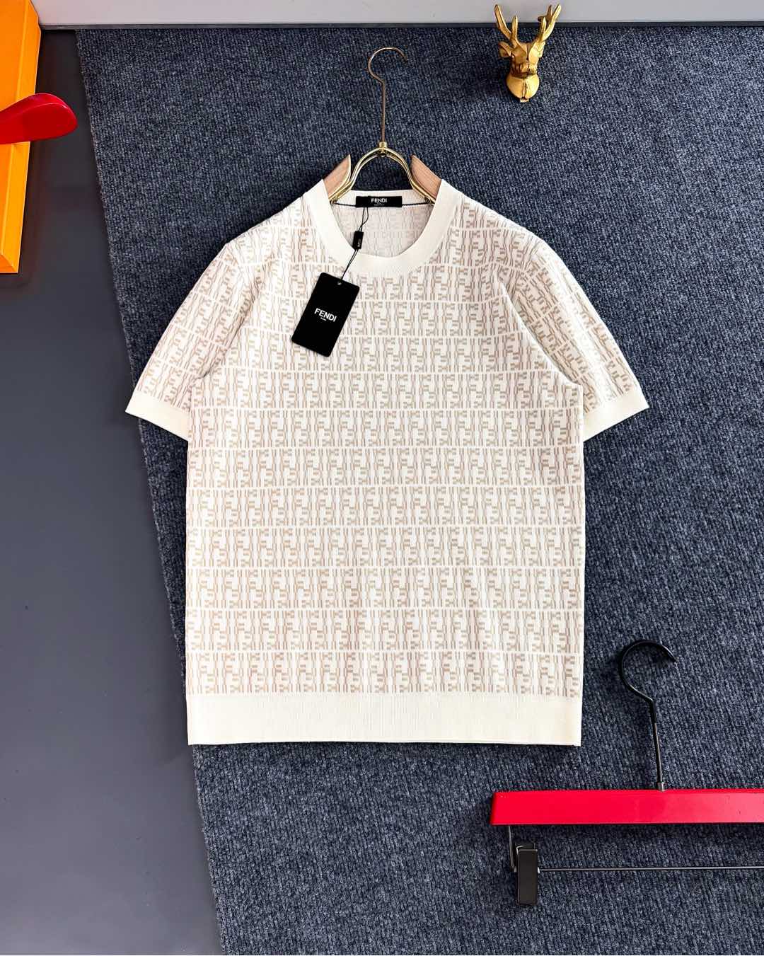 NO:128430,FEN* (only take orders for all numbers), summer, top imported private goods, full of jacquard, high-quality silk Yilite high-end classic embellished logo design Yilite solid color versatile knitted short sleeves, the counter style is fashionable and luxurious, the quality is unquestionable, the upper body effect is excellent, the same style on the luxury official website, style, counter size M-xxxl,,fendi,T-shirt,real silk,alexander wang19860909FEN*（只接齐号单） ,夏季 顶级进口私货,满身提花 高品 真丝伊力特 高端经典 点缀Logo 设计伊立特纯色百搭款针织短袖,专柜款时尚不失奢华 品质毋庸置疑 上身效果超赞,奢华官网同款 款式 专柜尺码M-xxxl,,fendi,T-shirt,real silk,alexander wang,Men's clothing