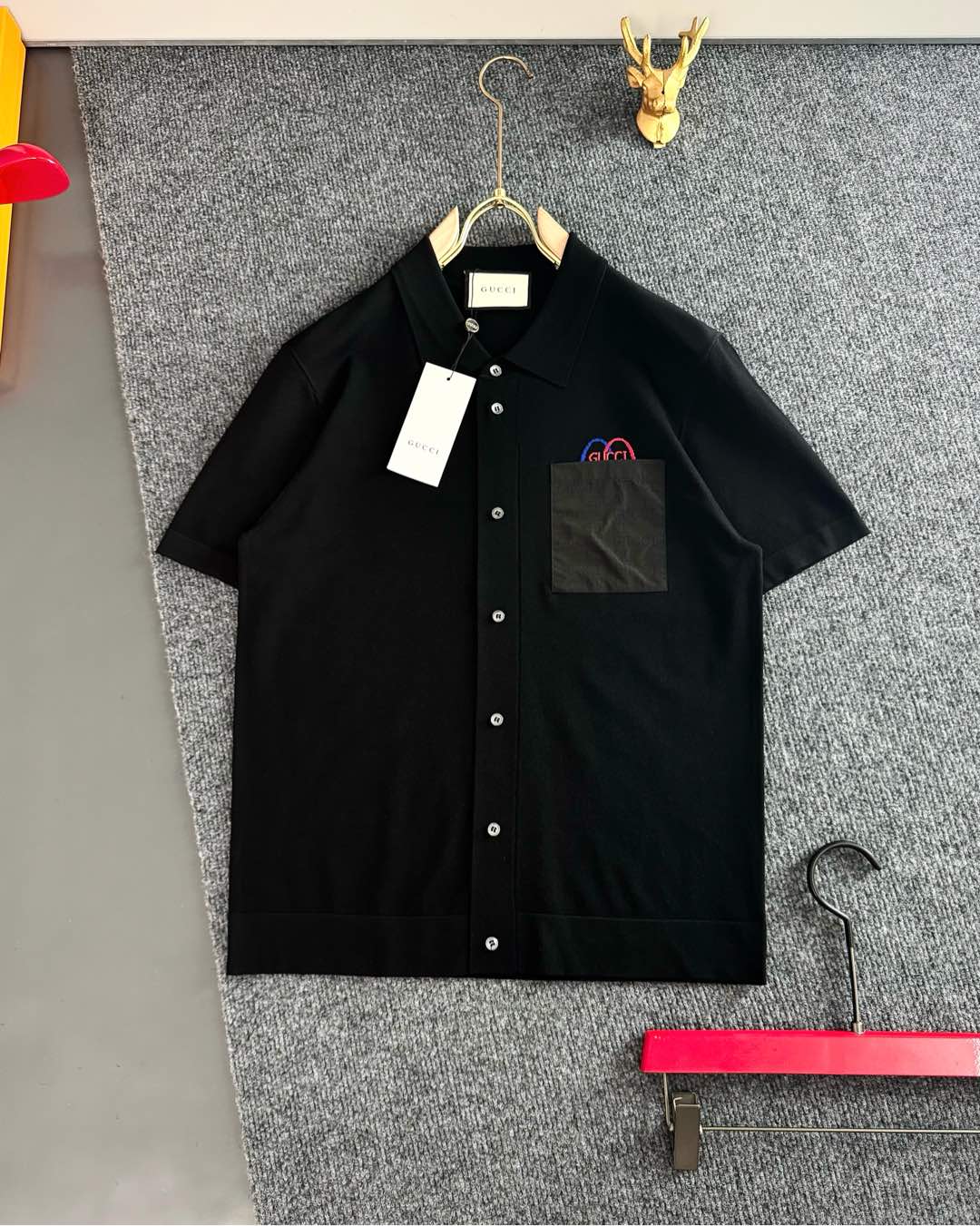 NO:128431,GUCc* (only take orders for all numbers), summer, top imported private goods, lapels, fake cardigan buttons on chest, jacquard shoulders, back, high-quality silk Yilite, high-end classic embellishment logo, design Yilite solid color versatile knitted short sleeves, the counter style is fashionable and luxurious, the quality is unquestionable, the upper body effect is excellent, the same style on the luxury official website, style, counter size M-xxxl,,gucci, T-shirt, real silk, alexander wang19860909GUCc*（只接齐号单） ,夏季 顶级进口私货,翻领 胸前假开衫纽扣 提花肩膀,后背 高品真丝伊力特 高端经典 点缀Logo 设计伊立特纯色百搭款针织短袖,专柜款时尚不失奢华 品质毋庸置疑 上身效果超赞,奢华官网同款 款式 专柜尺码M-xxxl,,gucci,T-shirt,real silk,alexander wang,Men's clothing