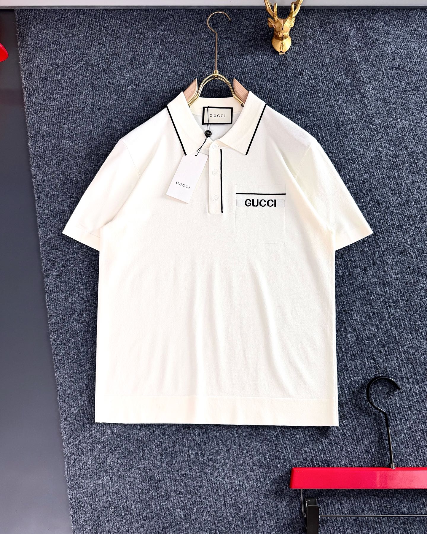 NO:128429,GUCC* (only take orders for all numbers), summer, top imported private goods, jacquard pocket logo on chest, cuffs, high-quality silk Yilite, high-end classic embellished logo design Yilite solid color versatile knitted short sleeves, the counter style is fashionable and luxurious, the quality is unquestionable, the upper body effect is excellent, the same style on the luxury official website, style, counter size M-xxxl,,gucci,T-shirt,real silk,alexander wang19860909GUCC*（只接齐号单） ,夏季 顶级进口私货,胸前提花口袋Logo 袖口 高品真丝伊力特 高端经典 点缀Logo 设计伊立特纯色百搭款针织短袖,专柜款时尚不失奢华 品质毋庸置疑 上身效果超赞,奢华官网同款 款式 专柜尺码M-xxxl,,gucci,T-shirt,real silk,alexander wang,Men's clothing