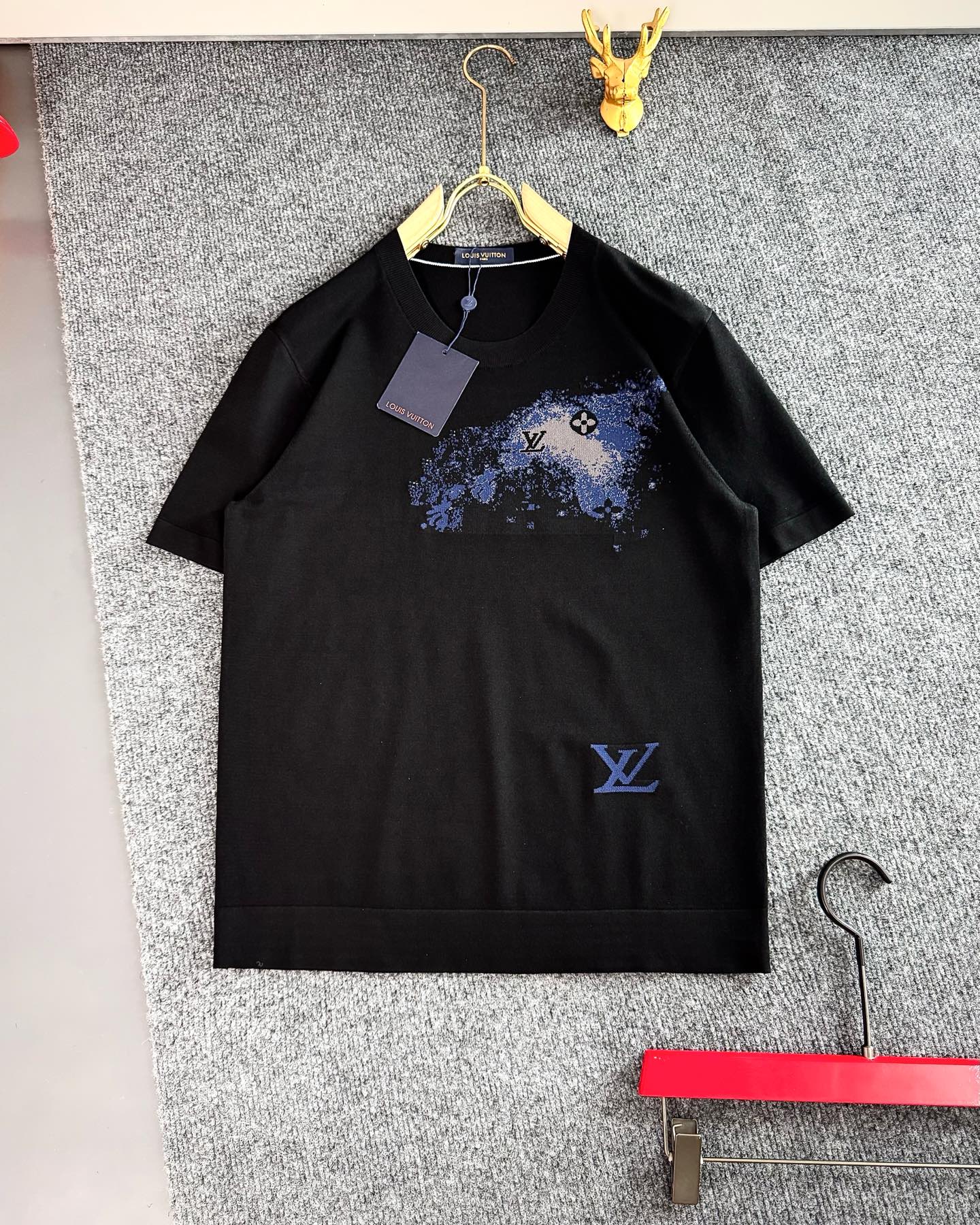 NO:128419,L brand* (only accepts all numbers), summer, top imported private goods, round neck jacquard LV high-quality silk Yilite high-end classic embellished logo design Yilite solid color versatile knitted short sleeves, the counter style is fashionable and luxurious, the quality is unquestionable, the upper body effect is excellent, the same style on the luxury official website, style, counter size M-xxxl,,louis vuitton, T-shirt, real silk, alexander wang19860909L牌*（只接齐号单） ,夏季 顶级进口私货,圆领提花LV高品 真丝伊力特 高端经典 点缀Logo 设计伊立特纯色百搭款针织短袖,专柜款时尚不失奢华 品质毋庸置疑 上身效果超赞,奢华官网同款 款式 专柜尺码M-xxxl,,louis vuitton,T-shirt,real silk,alexander wang,Men's clothing